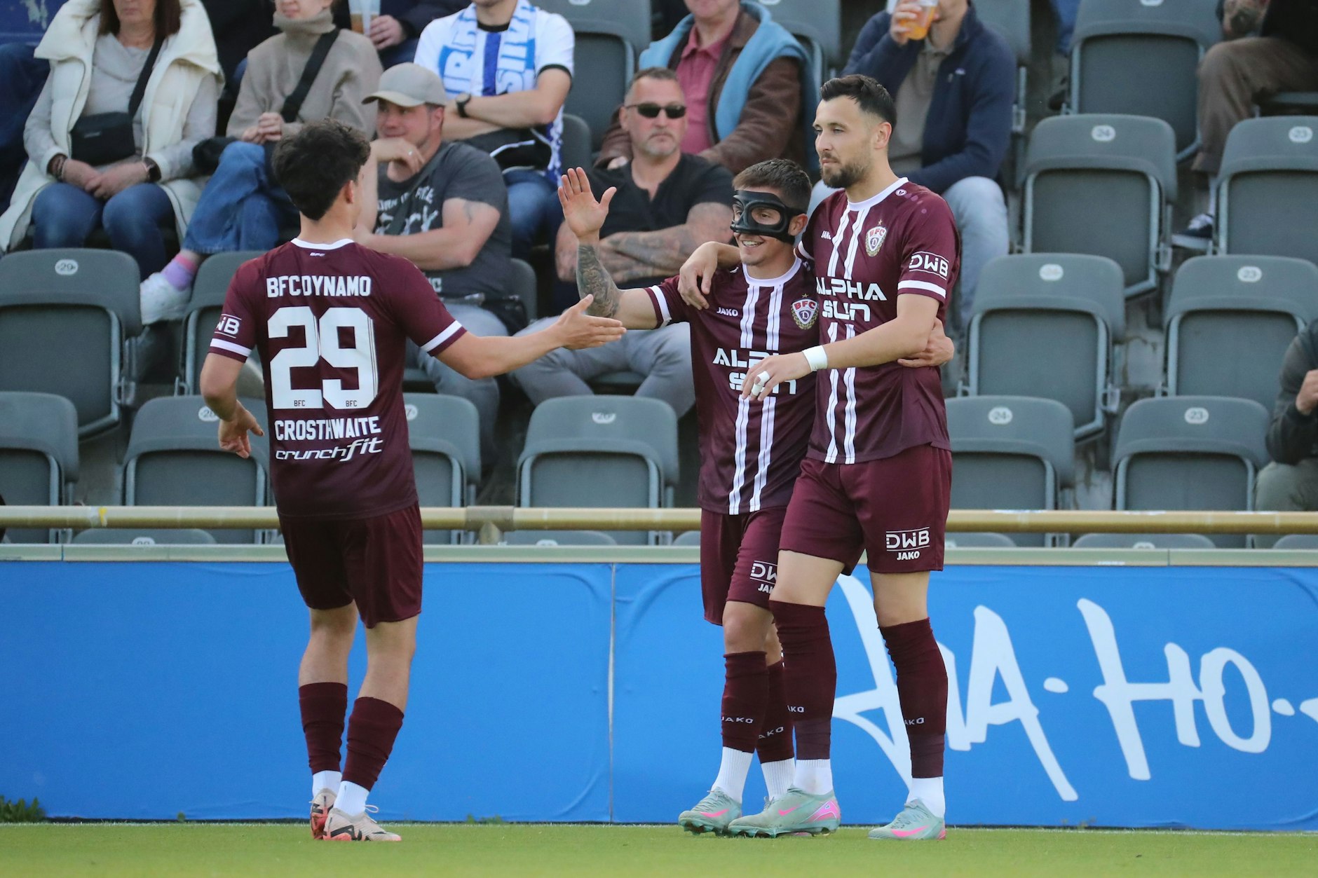 Henry Jon Crosthwaite, Torschütze Ben Meyer und Rufat Dadashov (v.l.) feiern das 1:0 für den BFC Dynamo bei Hertha BSC II.