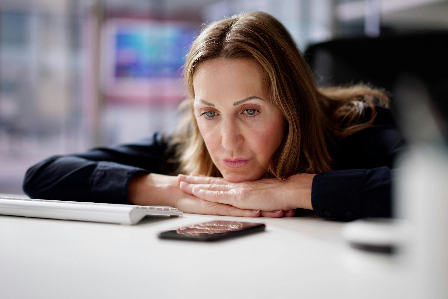 In Büros wird oft bis an den Rand der Erschöpfung telefoniert (Symbolbild).