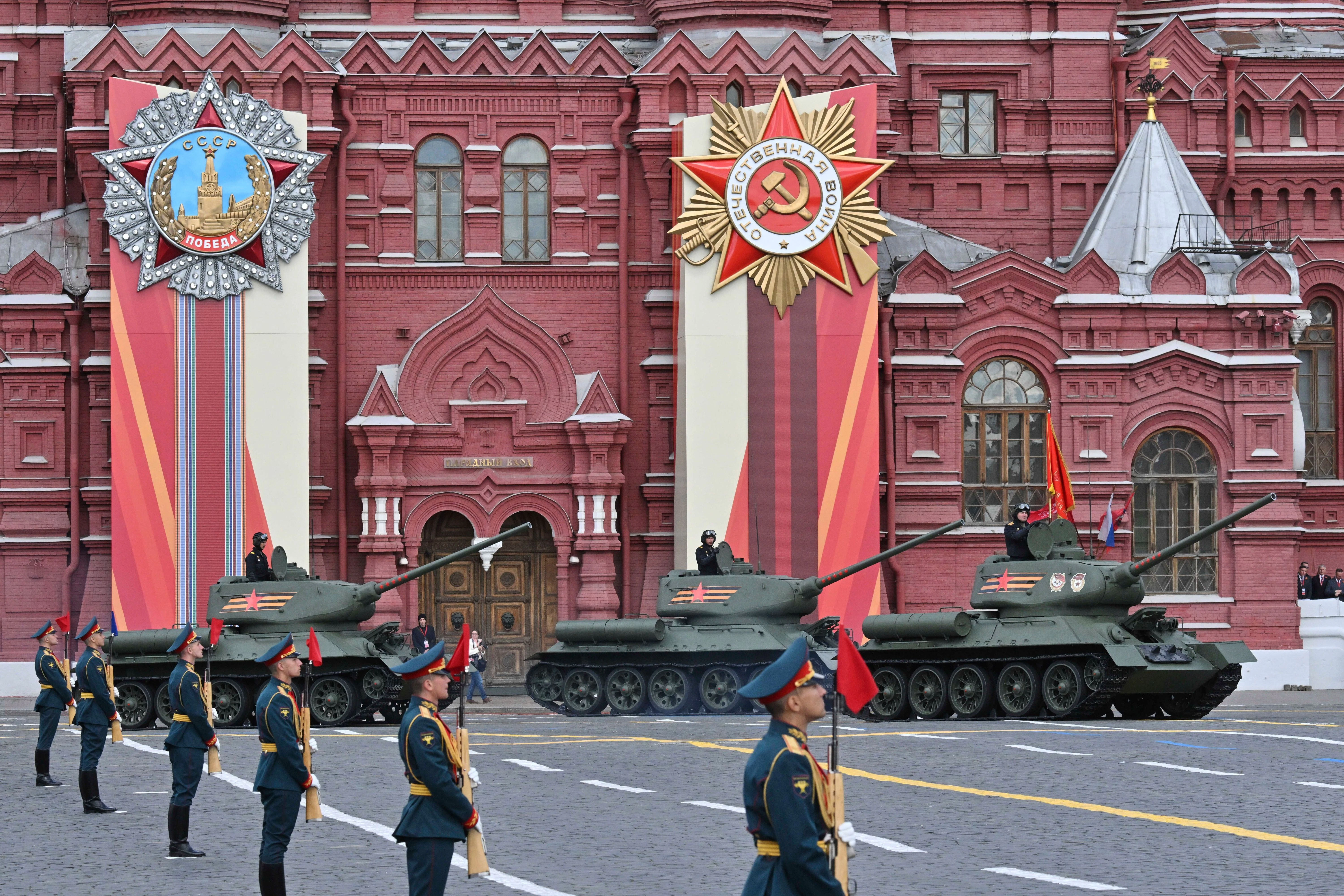 Russland, Moskau: T-34-Panzer der sowjetischen Ära rollen während der Militärparade zum Tag des Sieges bei den Feierlichkeiten zum 80. Jahrestag des Sieges der Sowjetunion über Nazi-Deutschland im Zweiten Weltkrieg. 