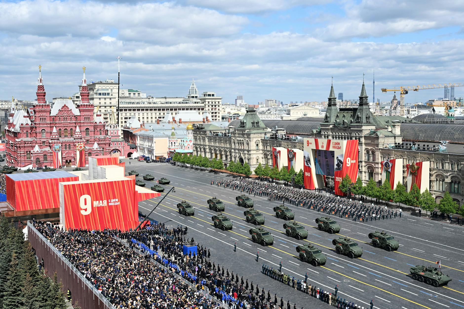 Panzer rollen bei der Militärparade in Moskau über den Roten Platz.