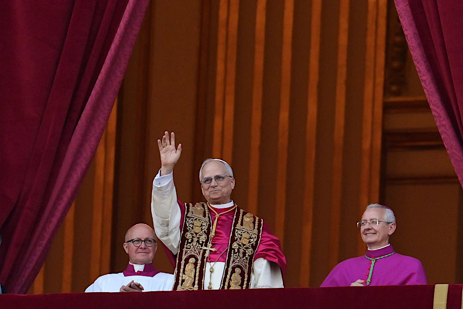 Hallöchen: Der neu gewählte Papst Leo XIV. erscheint nach dem Konklave auf dem Balkon des Petersdoms im Vatikan.