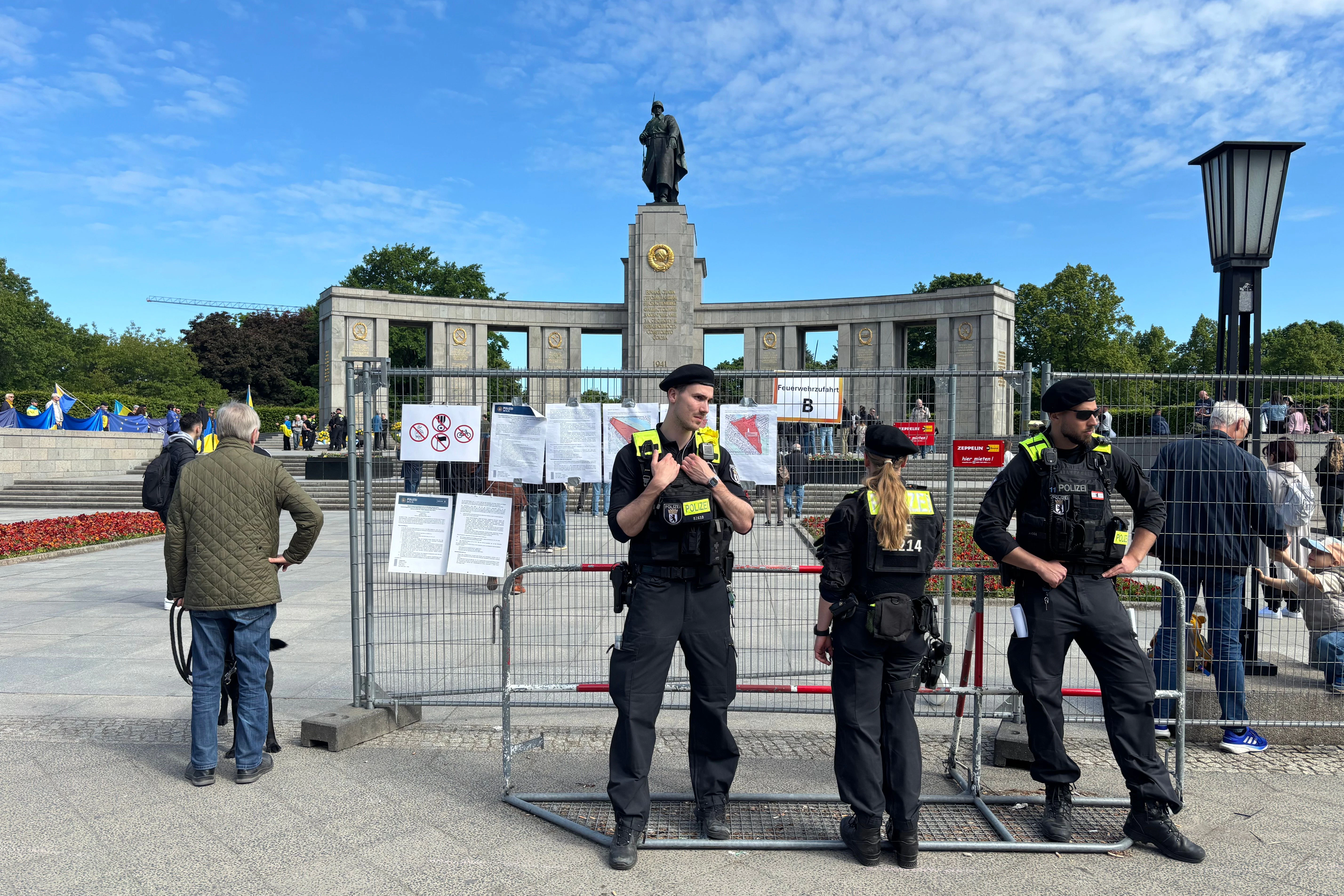 Polizisten vor dem Ehrenmal an der Straße des 17. Juni in Berlin