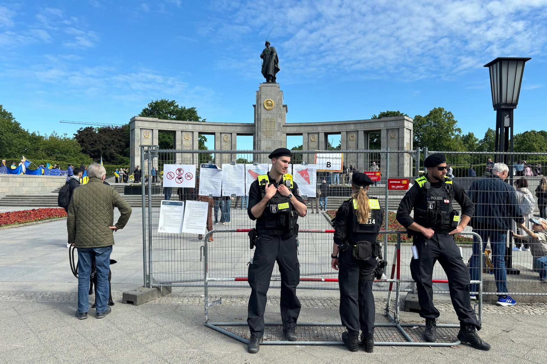 Polizisten vor dem Ehrenmal an der Straße des 17. Juni in Berlin