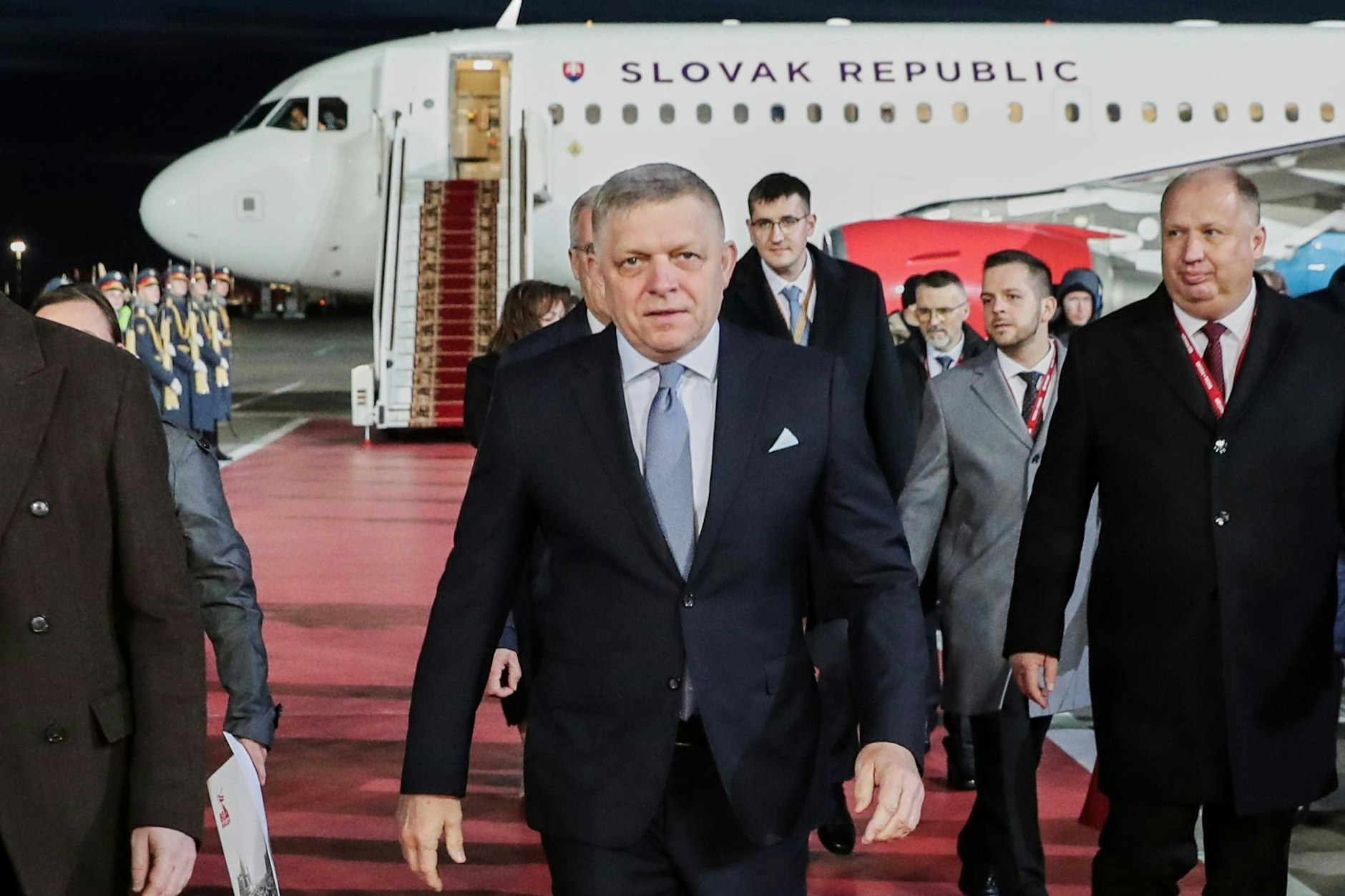 Russland, Moskau: Der slowakische Premierminister Robert Fico kommt auf einem internationalen Flughafen außerhalb Moskaus vor den Feierlichkeiten zum 80. Jahrestag des Sieges der Sowjetunion über Nazi-Deutschland im Zweiten Weltkrieg an.