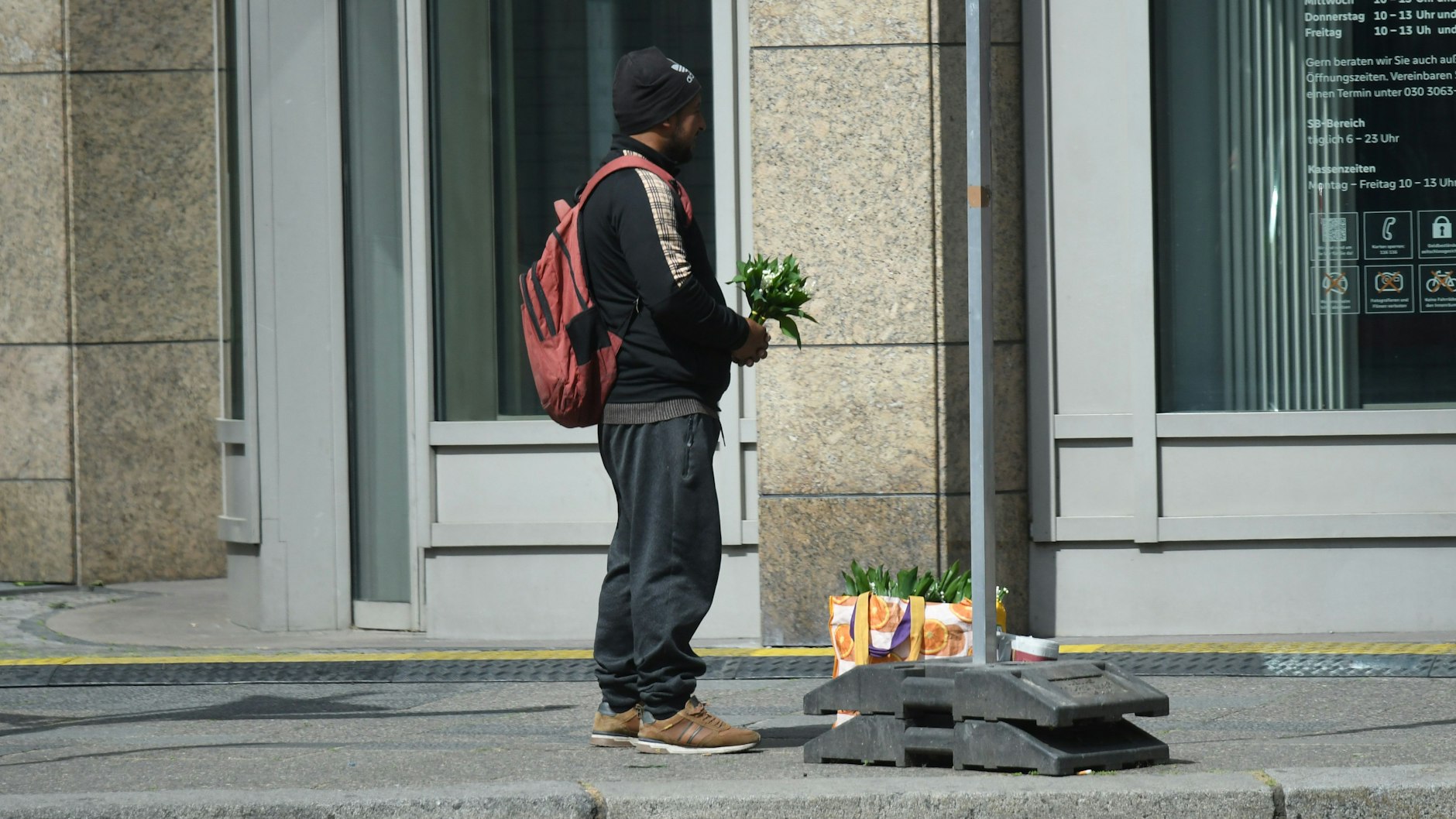Am Kudamm, Ecke Bleibtreustraße werden Sträuße von Maiglöckchen aus großen Tüten angeboten.