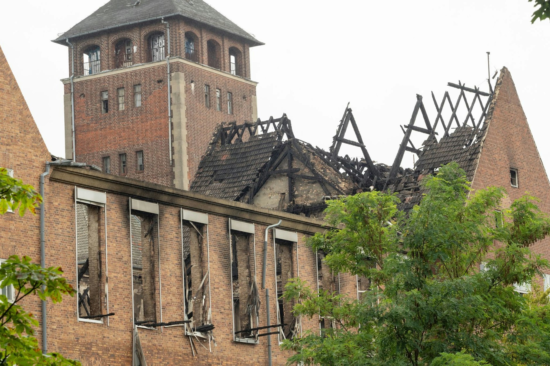 Verkohlte Holzbalken sind am Seitenflügel zu sehen. Im ehemaligen Landtagsgebäude am Brauhausberg in Potsdam brannte der Dachstuhl.