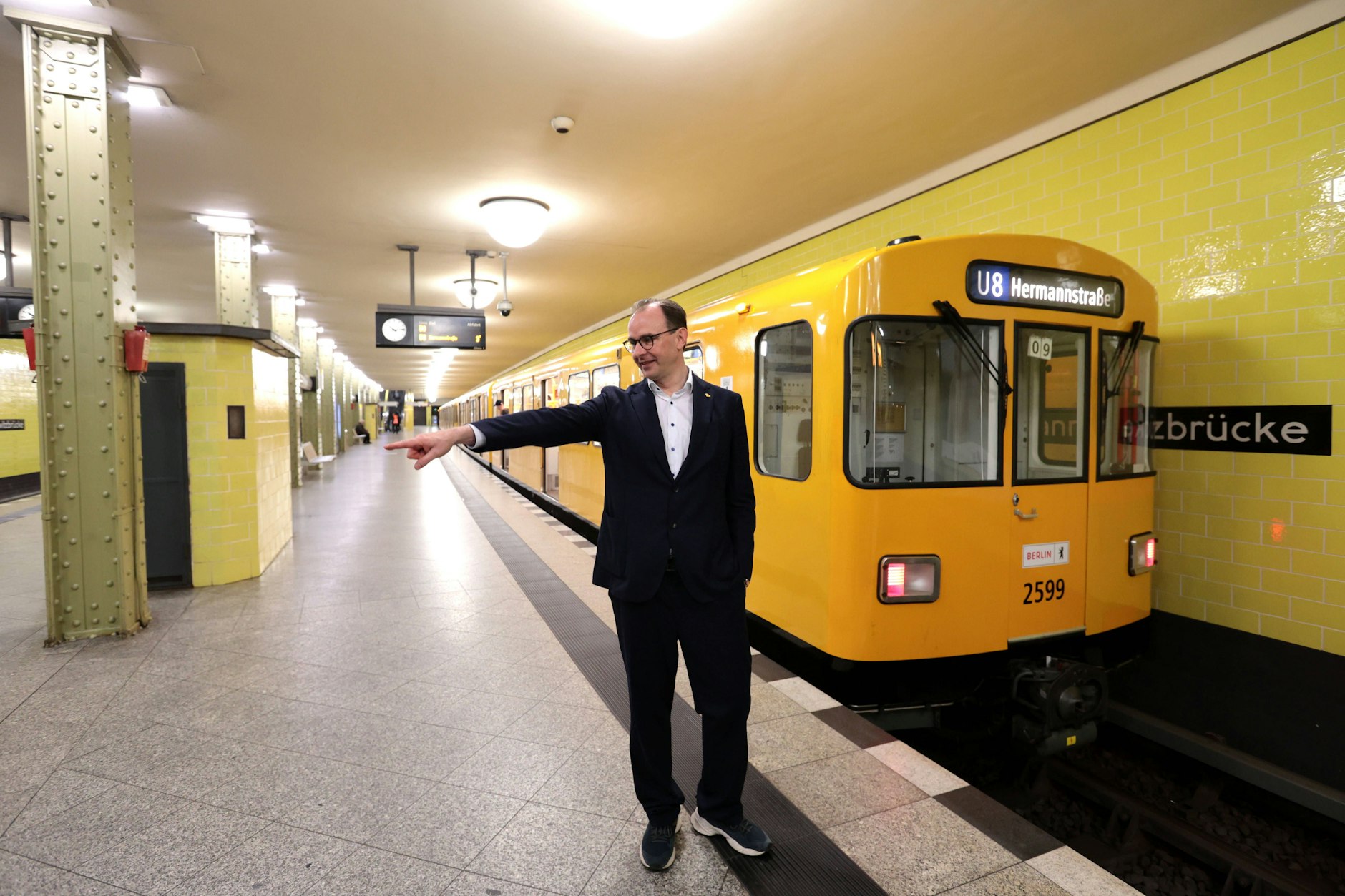 Henrik Falk, Vorstandsvorsitzender der BVG, am Bahnsteig der U-Bahnstation Jannowitzbrücke. Mit großer Sorge blicken er und die BVG in die Zukunft