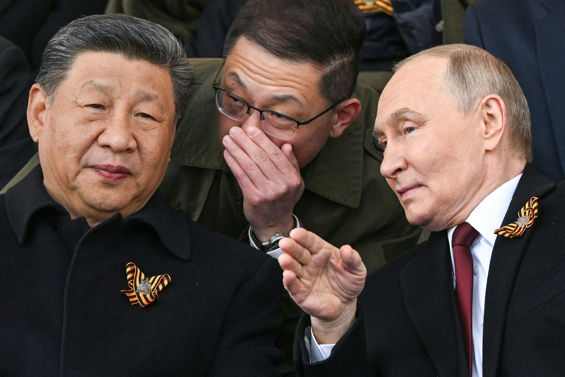 Der russische Präsident Wladimir Putin (r.) und der chinesische Präsident Xi Jinping (l.) während der Militärparade in Moskau.