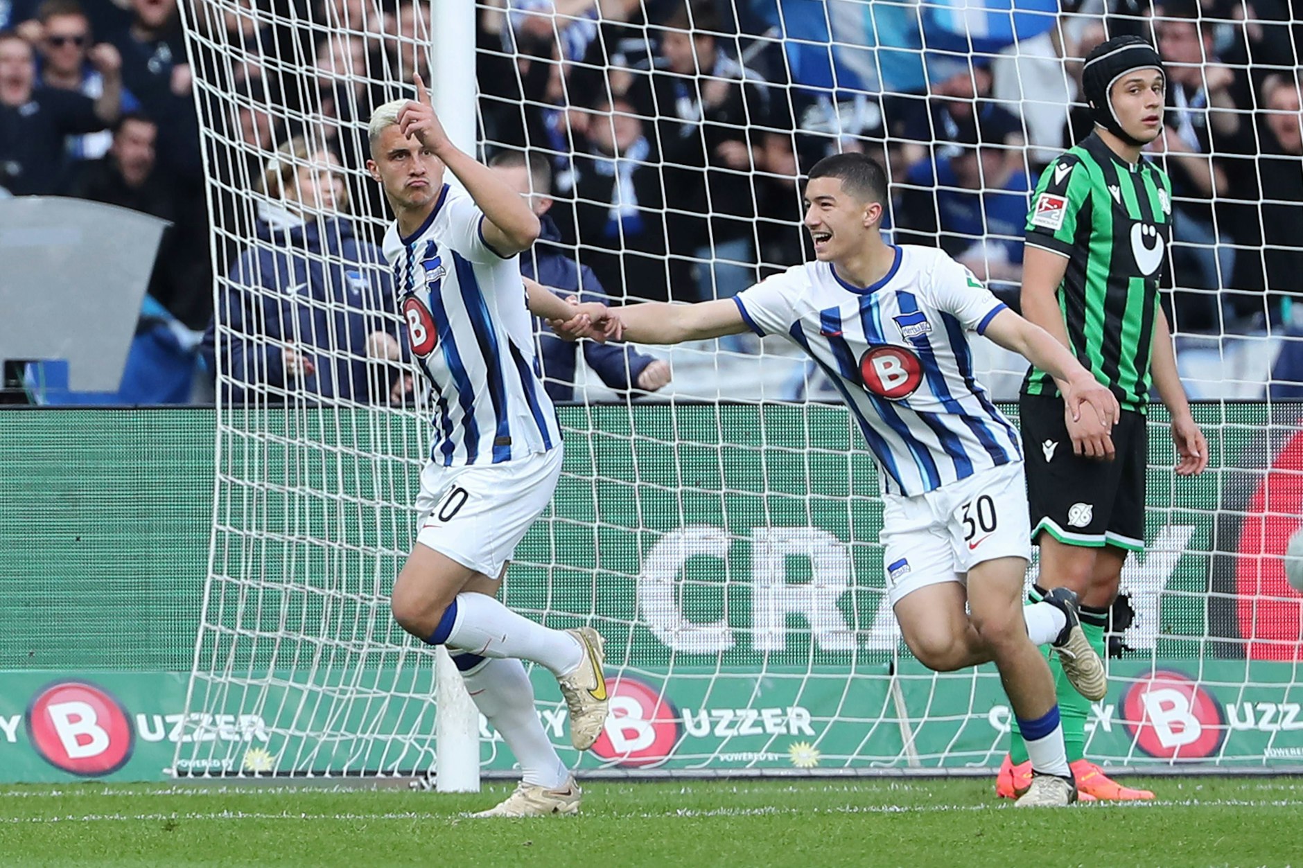 Ibo Maza spielt noch zweimal für Hertha BSC, danach geht er zu Bayer Leverkusen. Dort wartet auf ihn eine Trainer-Überraschung. Er könnte den Trainer von Ex-Herthaner Marc Kempf bekommen.