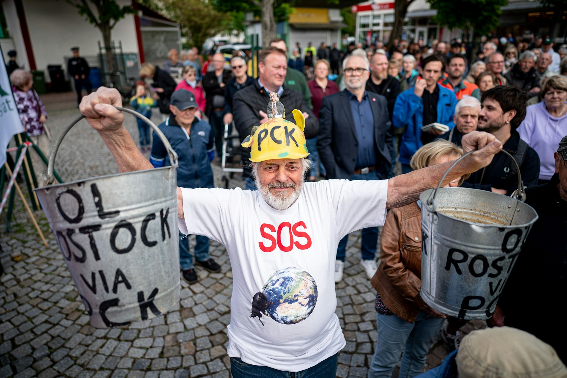 Ein Teilnehmer der Demonstration zur Sicherung der Ölraffinerie PCK