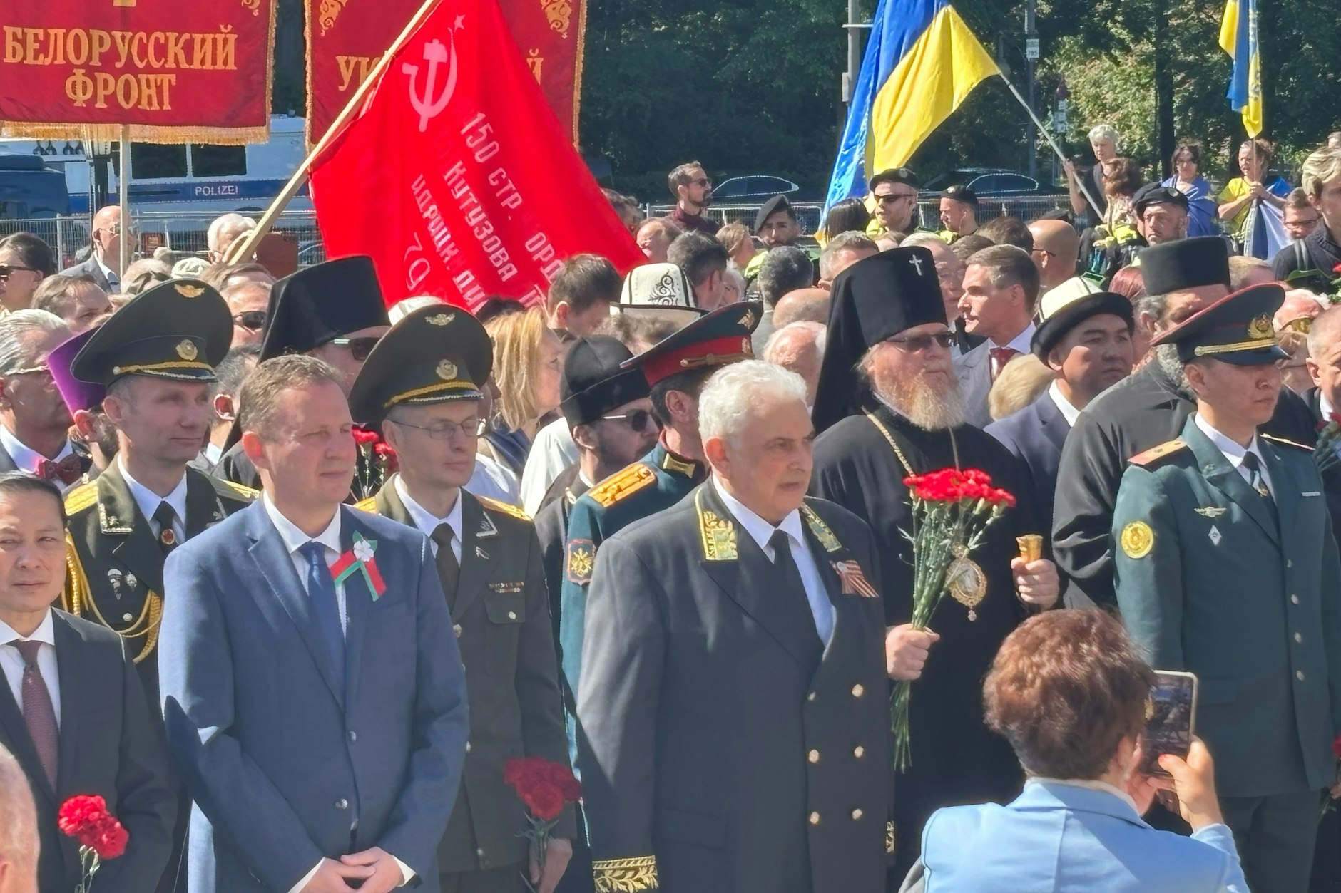 Der russische Botschafter am Sowjetischen Ehrenmal in Berlin-Tiergarten