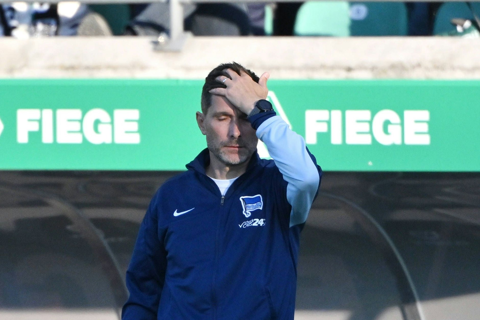 Hertha-Trainer Stefan Leitl konnte sich beim 0:2 in Münster nur noch an den Kopf fassen.
