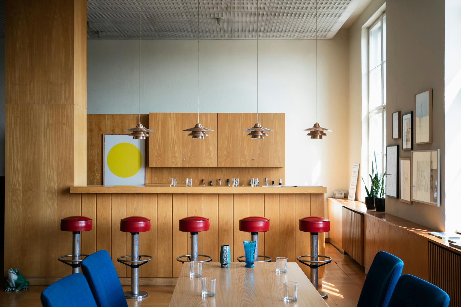 Der Diskussionsraum der Fahrbereitschaft in Berlin-Lichtenberg mit originalem DDR-Mobiliar.