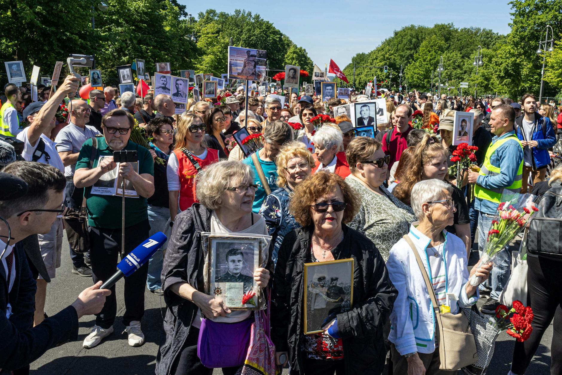 So sah es im vergangenen Jahr am 9. Mai auf der Straße des 17. Juni aus: Rings um das Sowjetische Ehrenmal im Tiergarten legen auch heute Demonstrationen den Verkehr lahm.