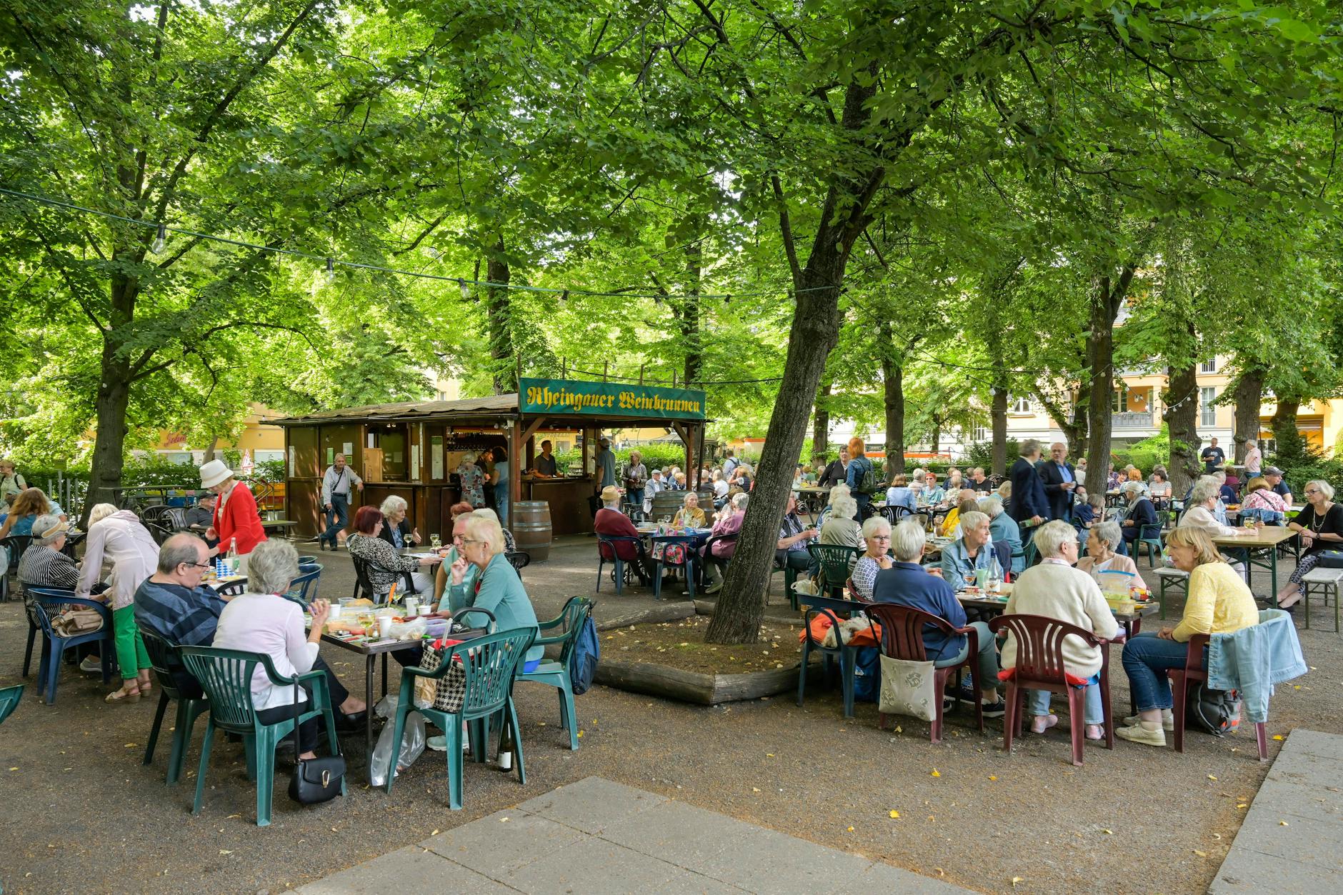 Die Weinbrunnen-Saison in Charlottenburg-Wilmersdorf beginnt im Mai und endet im September.