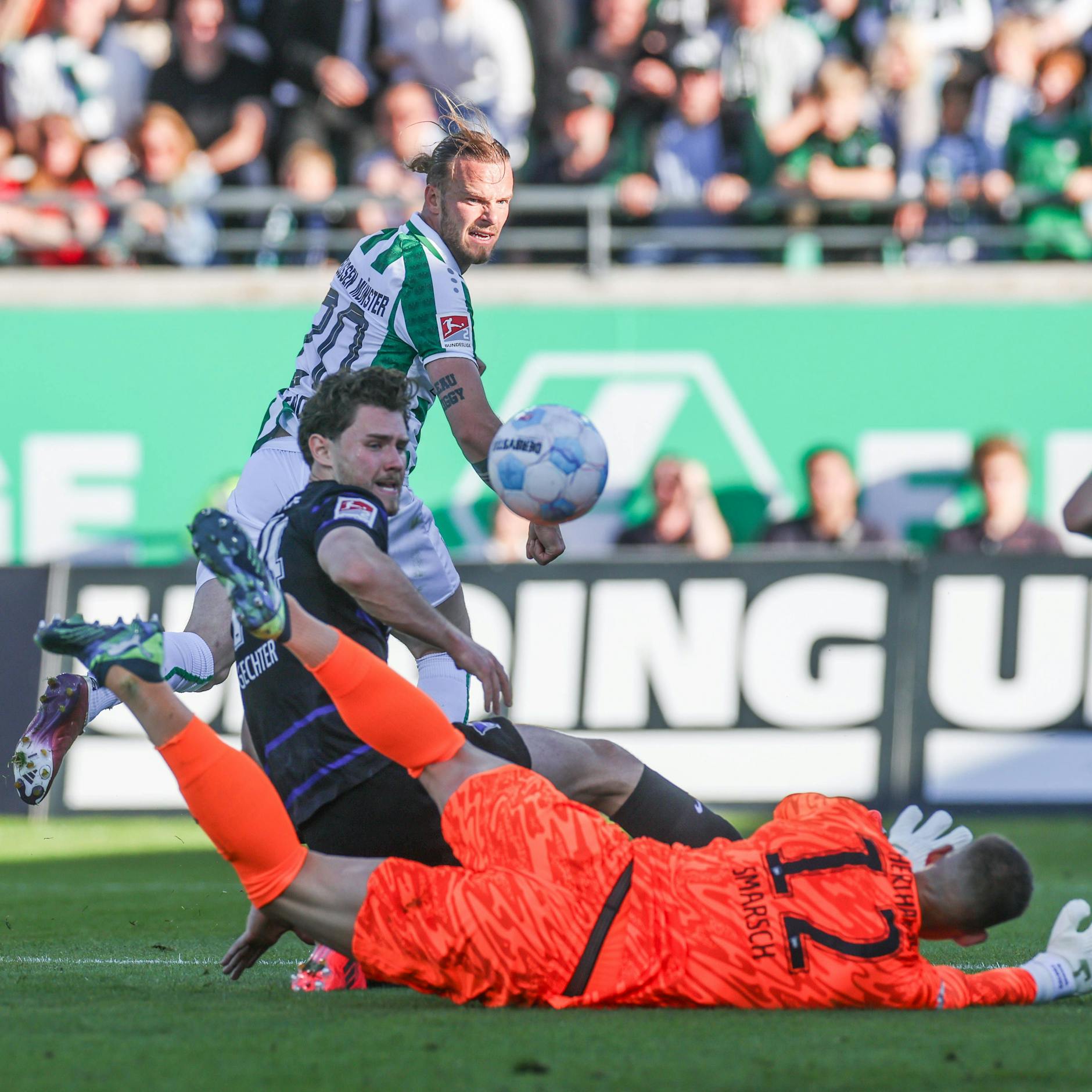 Münsters Jorrit Hendrix trifft in der 30. Minute per Hacke zum 1:0 gegen Hertha BSC.