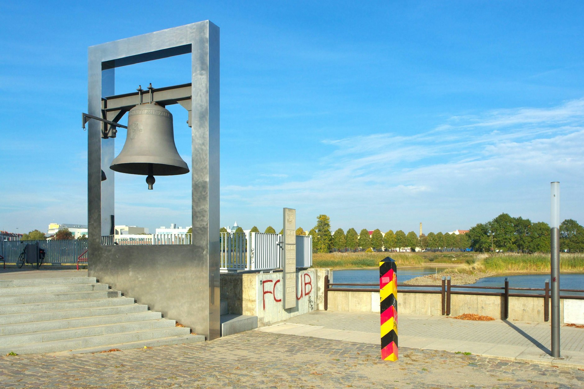 Friedensglocke an der deutsch-polnischen Grenze. Die Friedensglocke in Frankfurt (Oder) ist ein Denkmal für die Anerkennung der Oder-Neiße-Grenze und steht am westlichen Ufer der Oder.