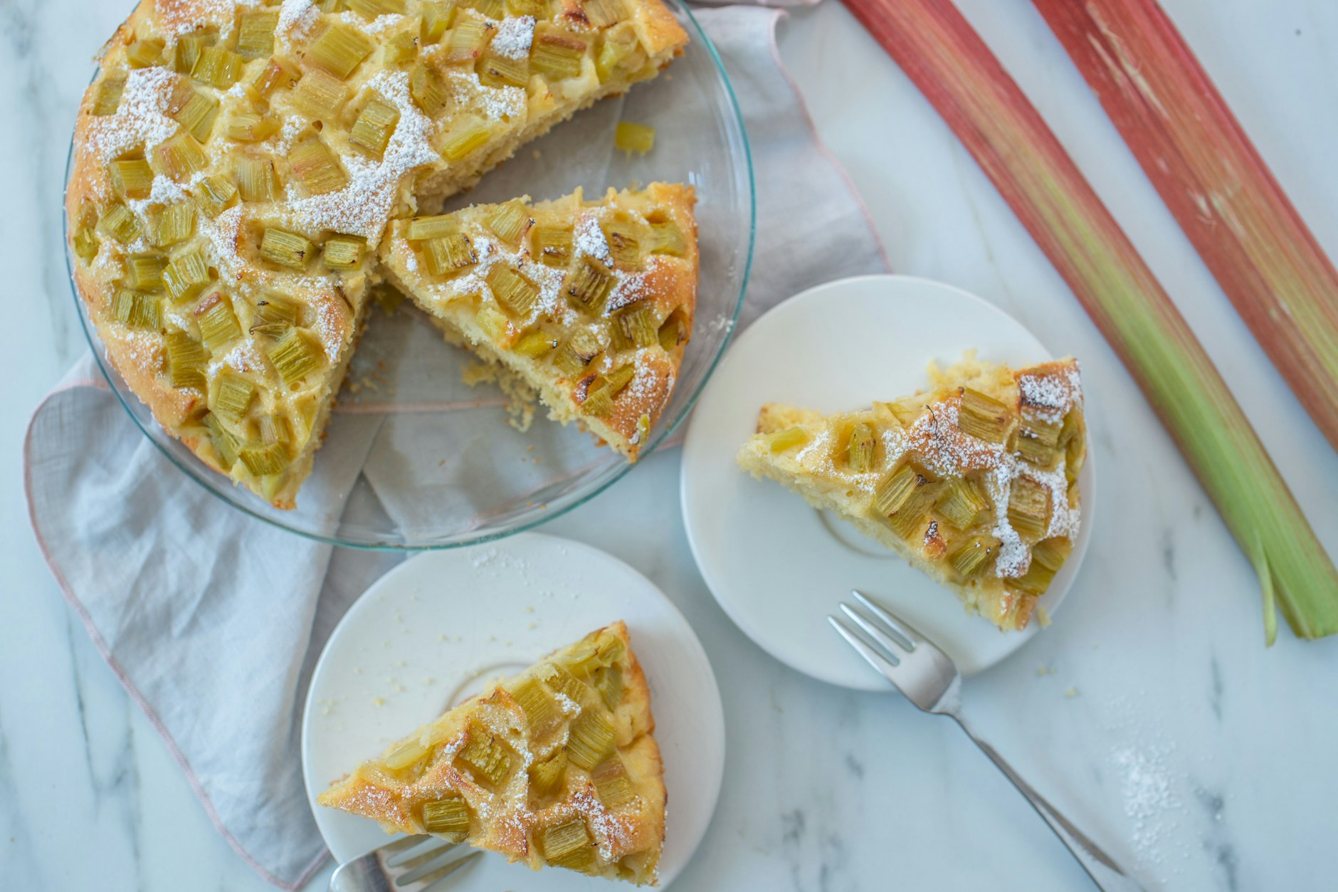 Mit frischem Rhabarber lassen sich die leckersten Kuchen zaubern.