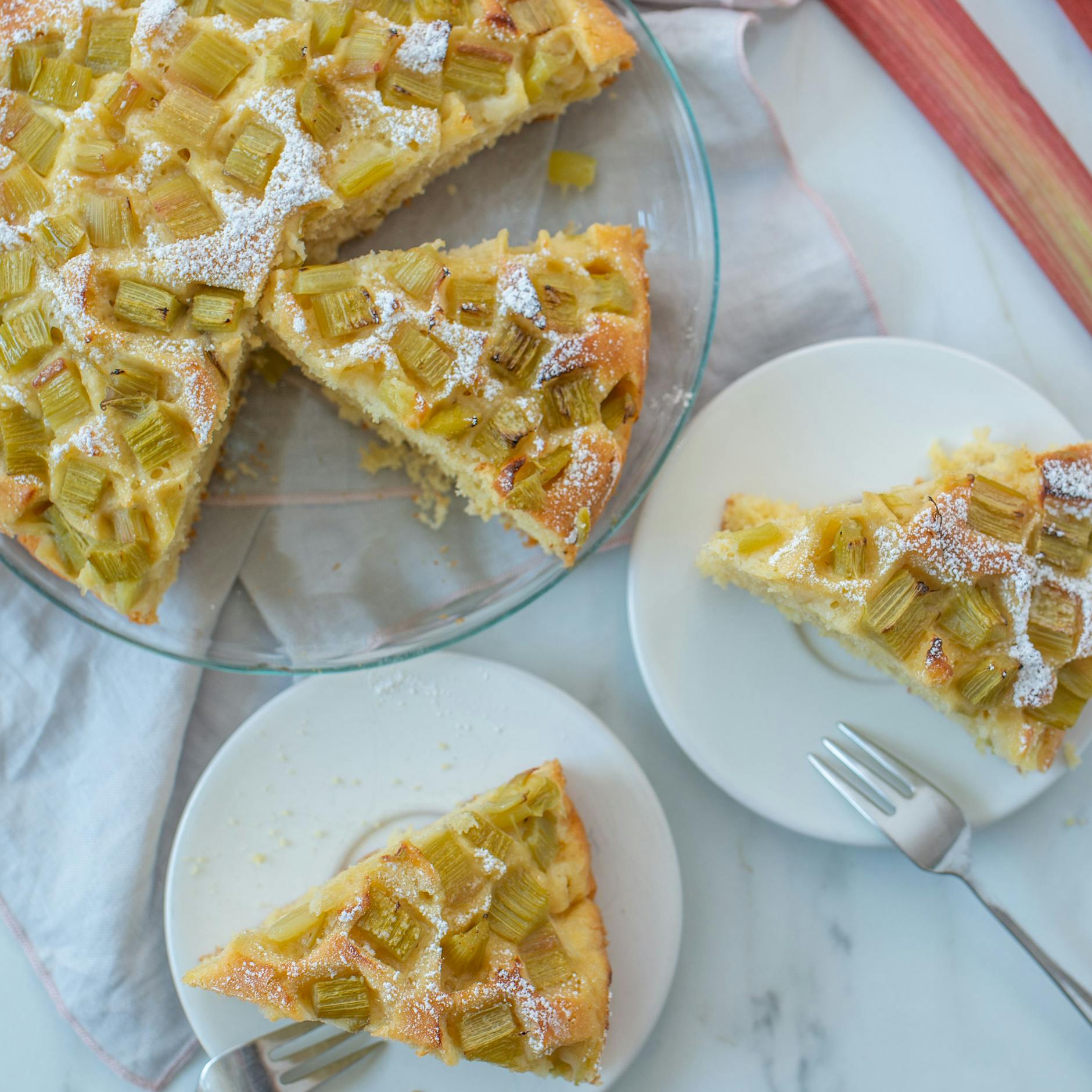 Was machen mit Rhabarber? Die Rezepte unserer 7 beliebtesten Rhabarberkuchen