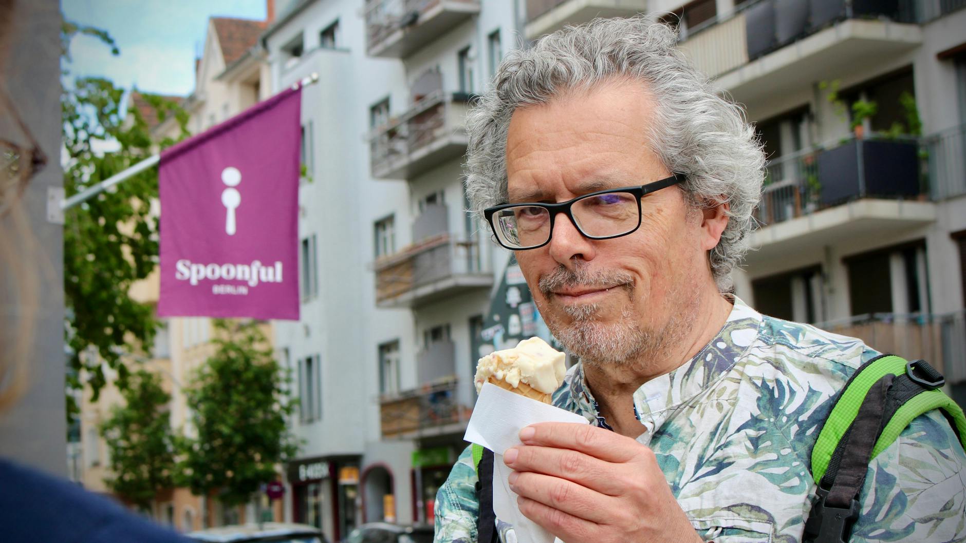 Für Michael, der Stammkunde im Laden ist, ist gefühlt zu viel Fleisch im Eis. „Gewöhnungsbedürftig, aber durchaus genießbar“, lautet sein Urteil.