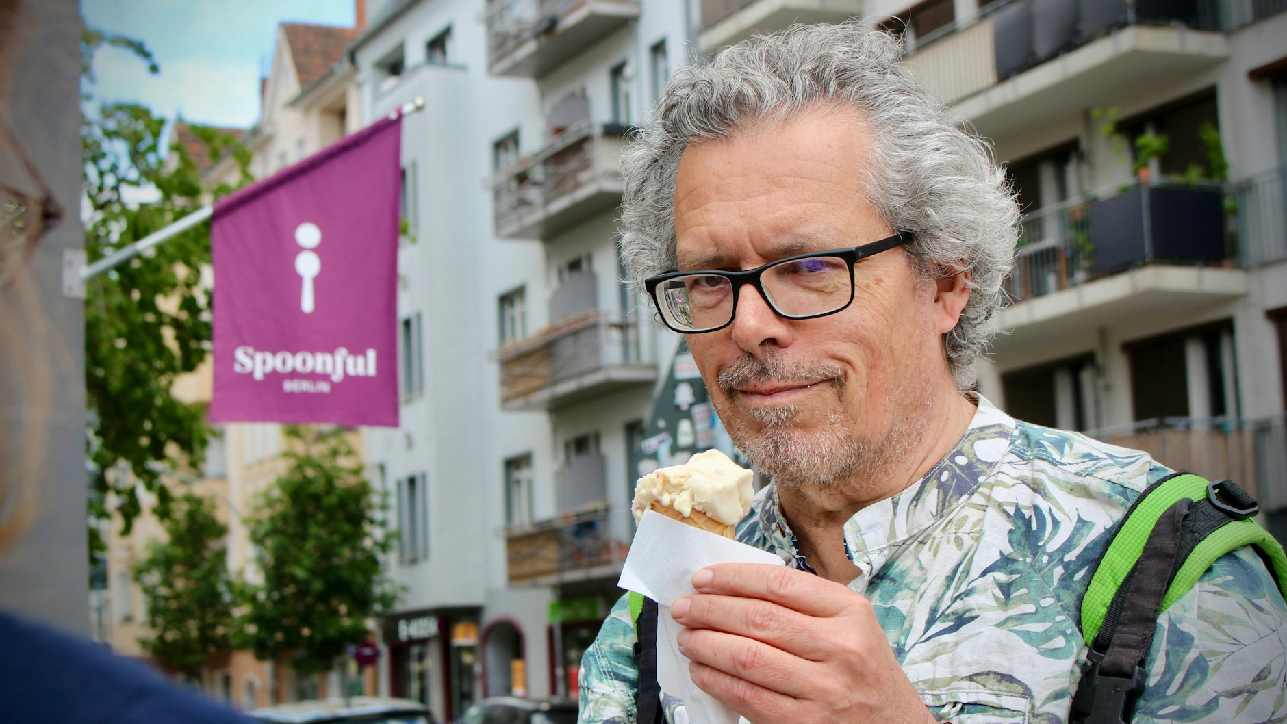 Für Michael, der Stammkunde im Laden ist, ist gefühlt zu viel Fleisch im Eis. „Gewöhnungsbedürftig, aber durchaus genießbar“, lautet sein Urteil.