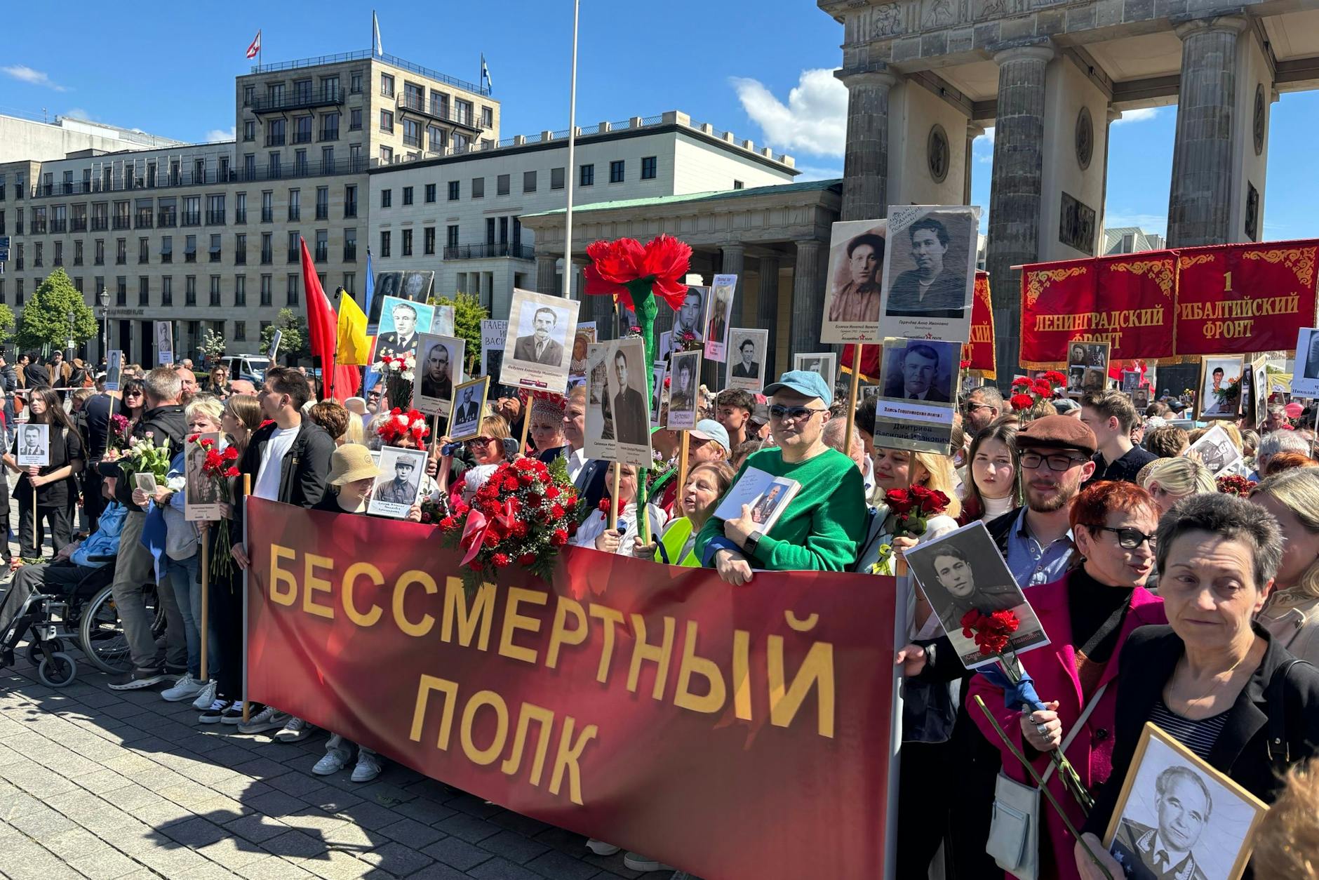 Prorussische Demonstranten versammeln sich für „Marsch des Unsterblichen Regiments“ am Brandenburger Tor in Berlin.