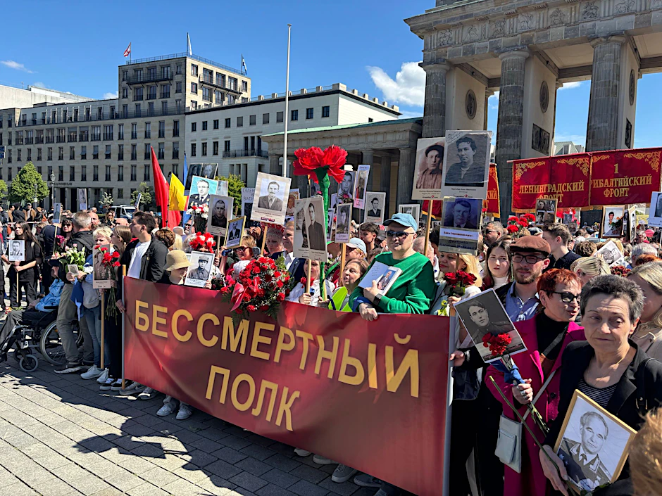 Prorussische Demonstranten versammeln sich für „Marsch des Unsterblichen Regiments“ am Brandenburger Tor in Berlin.