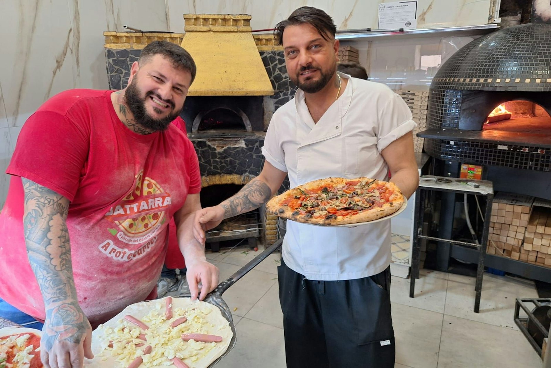 Der neapolitanische Pizzabäcker Pierpaolo Battarra (r.) bekam am Montag unverhofft hohen Besuch.