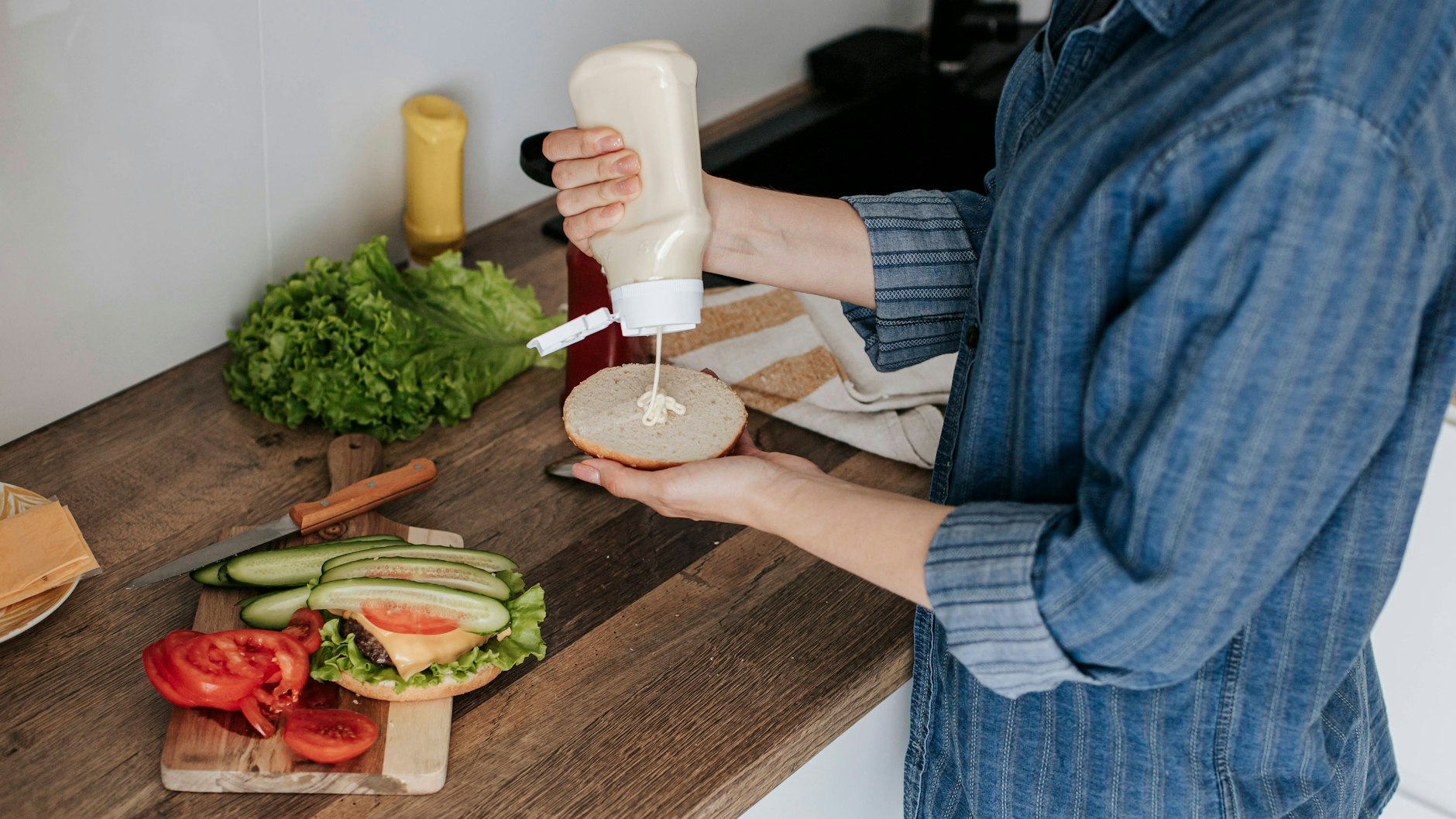 In einer Flasche oder einem luftdichten Behälter hält die Burger-Sauce eine Woche lang im Kühlschrank.
