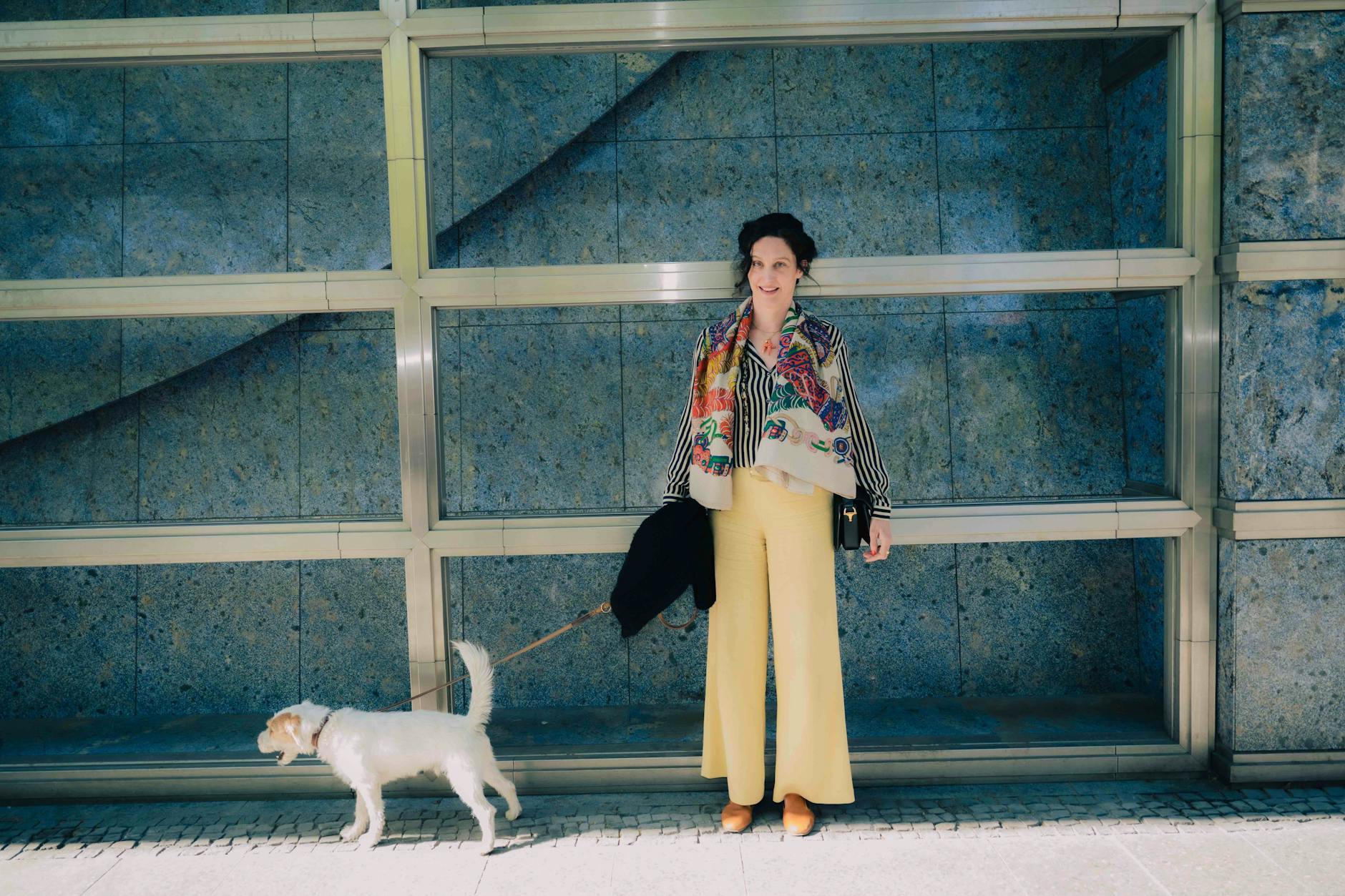 Bunte Farben und weißes Fell: Die Mitte-Emigrantin Anna und ihr Parson Russel Terrier Bruno.