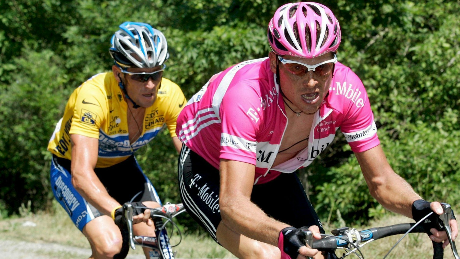 Jan Ullrich (vorn) gegen Lance Armstrong - dieses Duell faszinierte einst die Radsportfans.