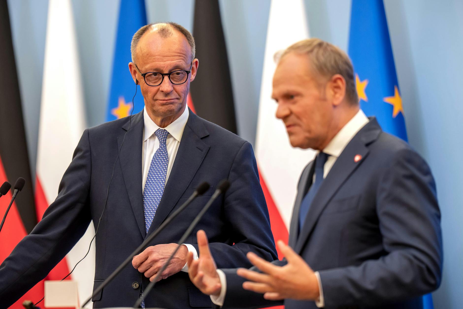 Der polnische Ministerpräsident Donald Tusk (r) und Bundeskanzler Friedrich Merz (CDU) geben eine gemeinsame Pressekonferenz.