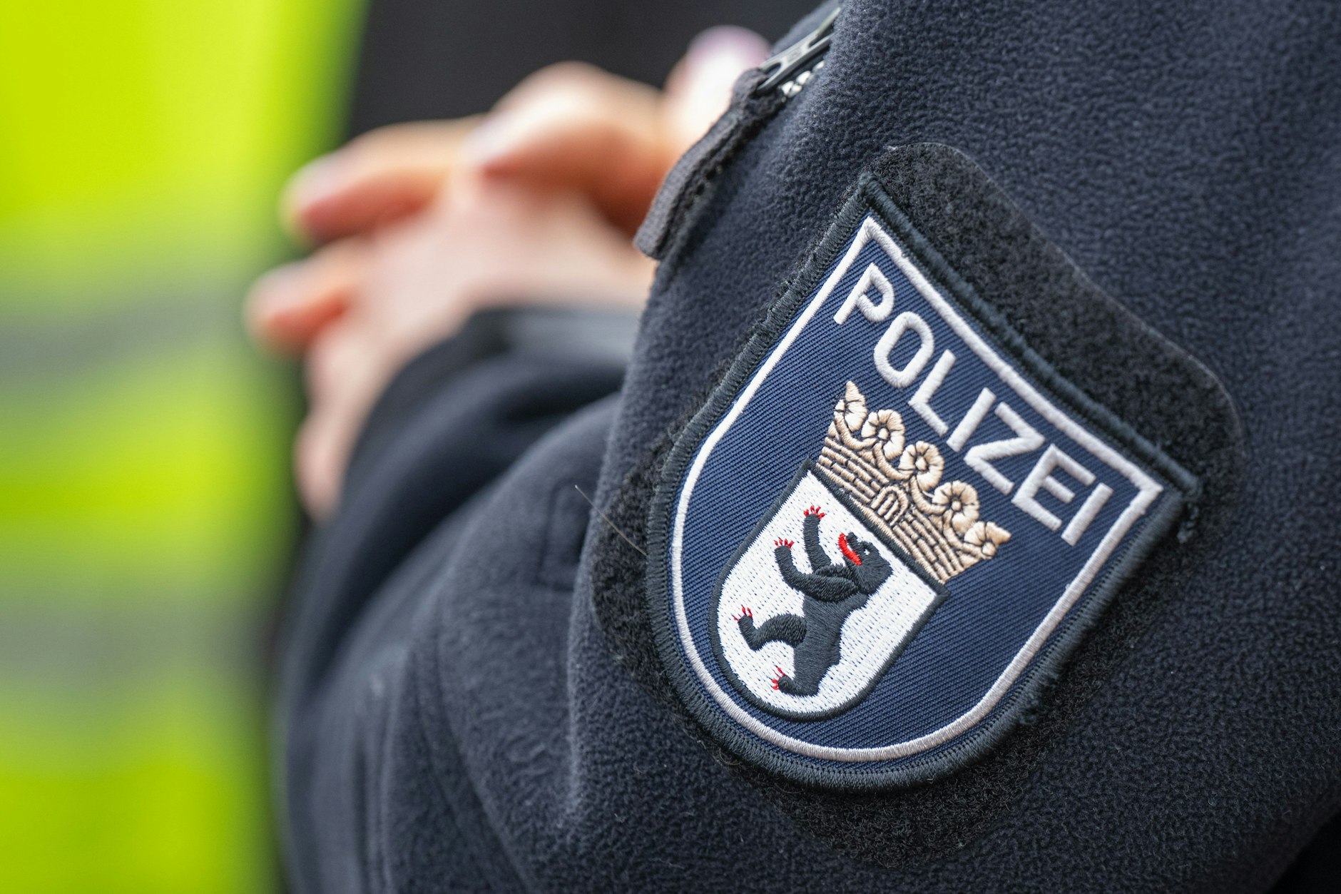 Berliner Polizisten durchsuchten eine Wohnung in Schöneberg.