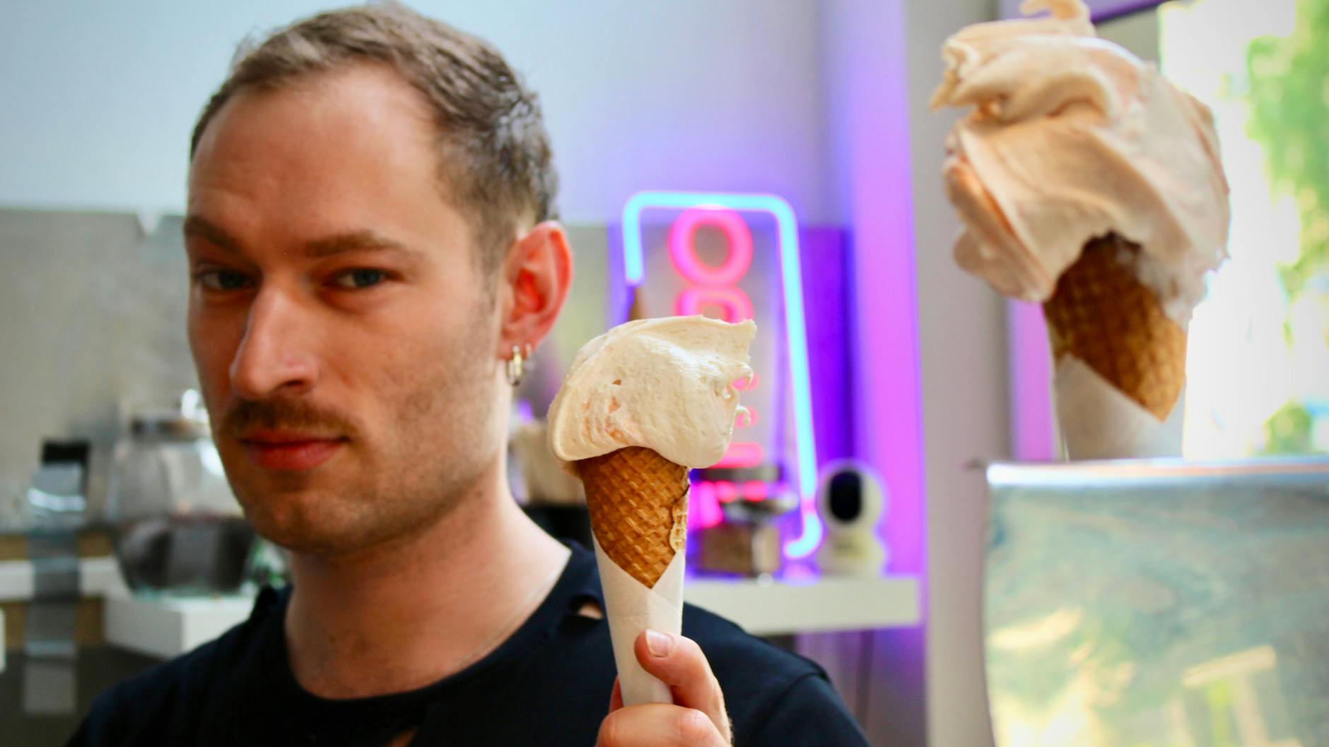 Großzügiges Eis in Berlin-Mitte: Sahnig und mit echten kleinen Walderdbeeren im Eis ist die Enea Crema wirklich köstlich.