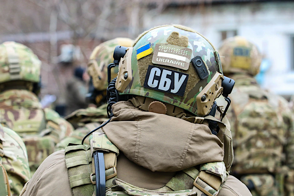 Einsatzkräfte des ukrainischen Inlandsgeheimdienstes SBU beziehen Stellung.
