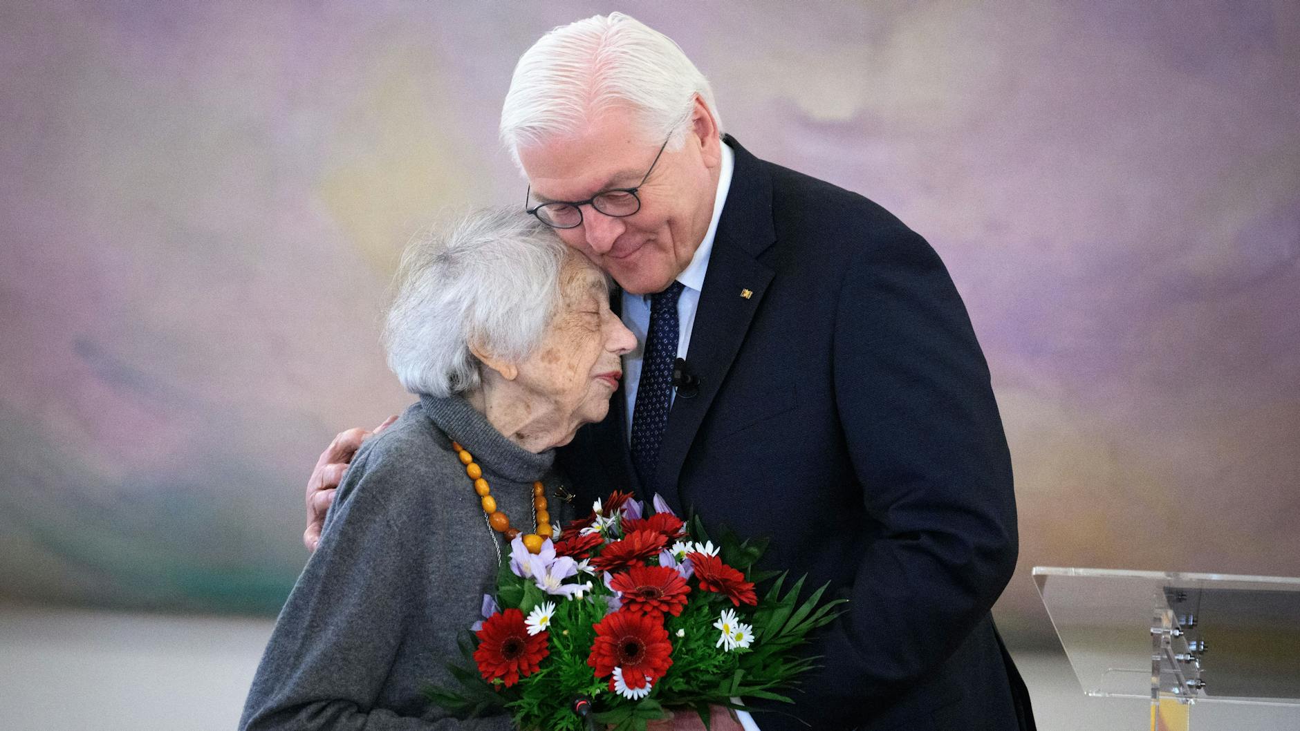Bundespräsident Frank-Walter Steinmeier gratuliert Margot Friedländer im Schloss Bellevue nachträglich zum 102. Geburtstag.