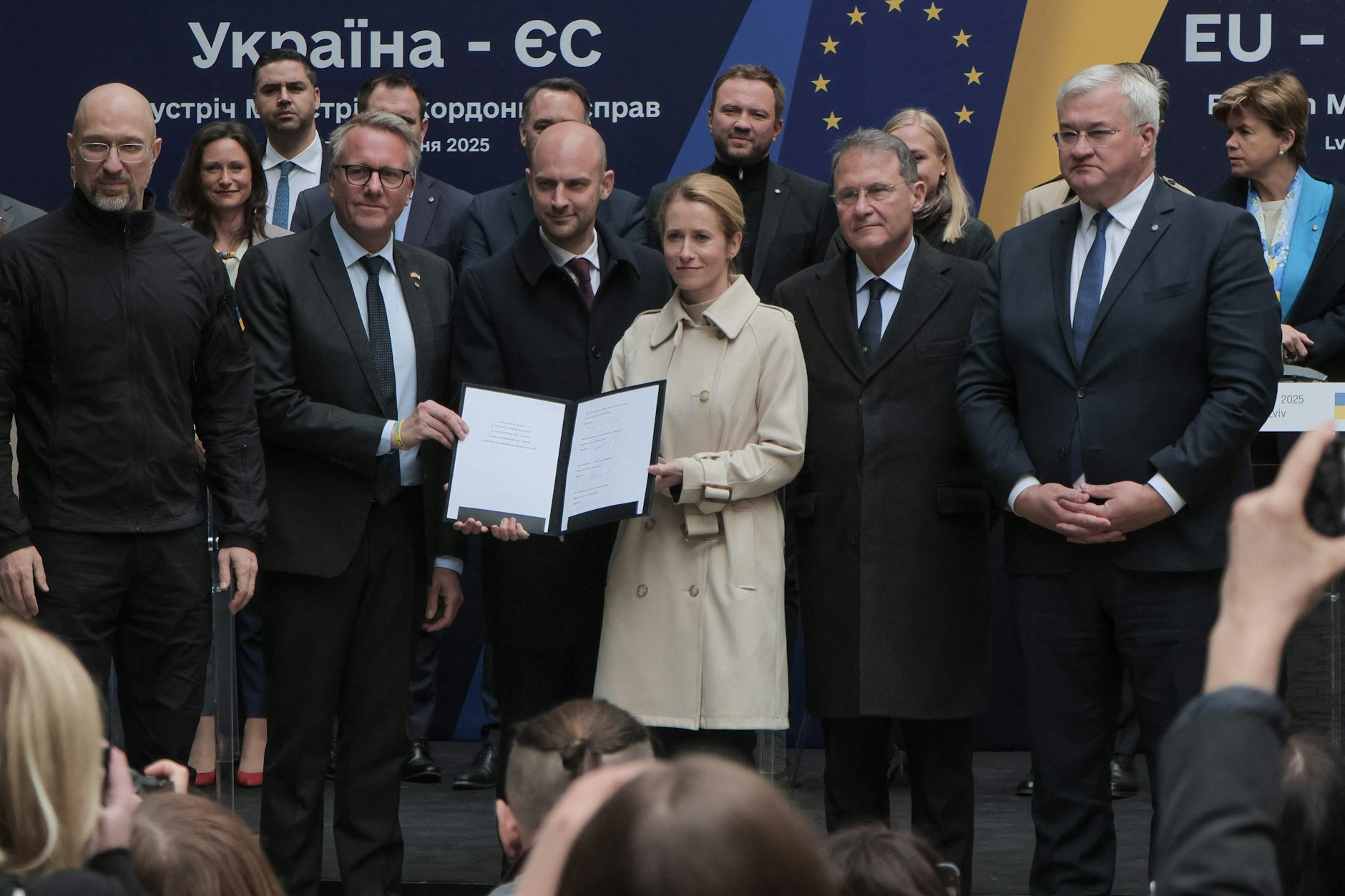 Der ukrainische Premierminister Denys Shmyhal (l.) und der ukrainische Außenminister Andrii Sybiha (r.) posieren mit der EU-Außenbeauftragten Kaja Kallas und dem französischen Minister für Europa und auswärtige Angelegenheiten Jean-Noel Barrot.