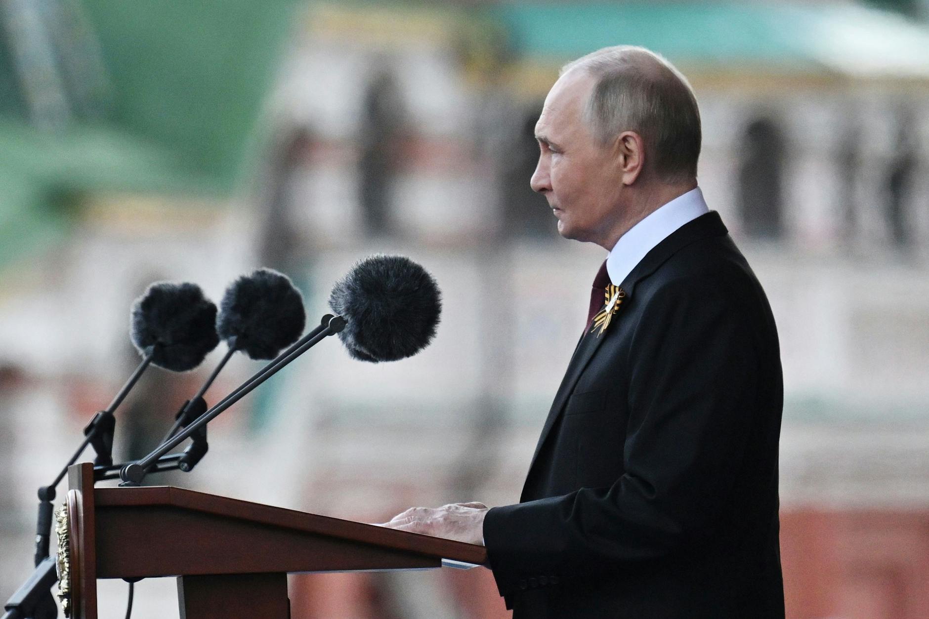 Der russische Präsident Wladimir Putin spricht während der Militärparade zum Tag des Sieges