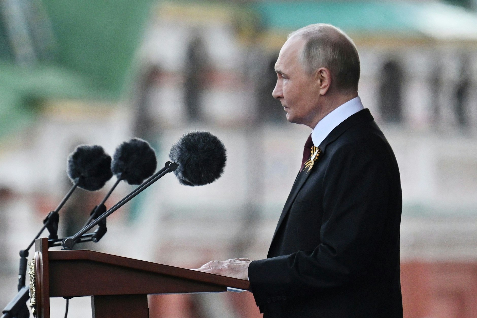 Der russische Präsident Wladimir Putin spricht während der Militärparade zum Tag des Sieges