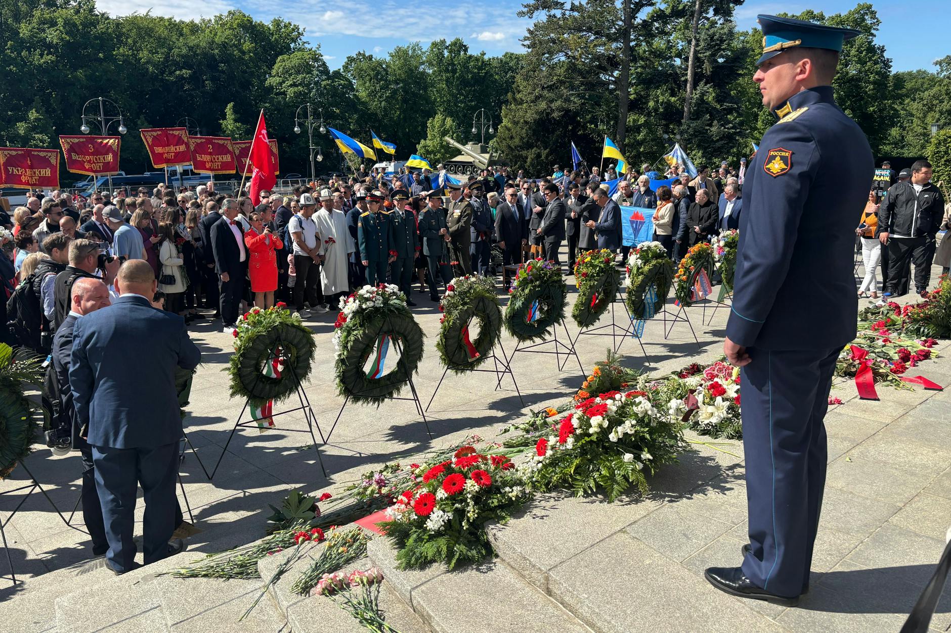 Niedergelegte Kränze am Sowjetischen Ehrenmal an der Straße des 17. Juni in Berlin-Tiergarten.