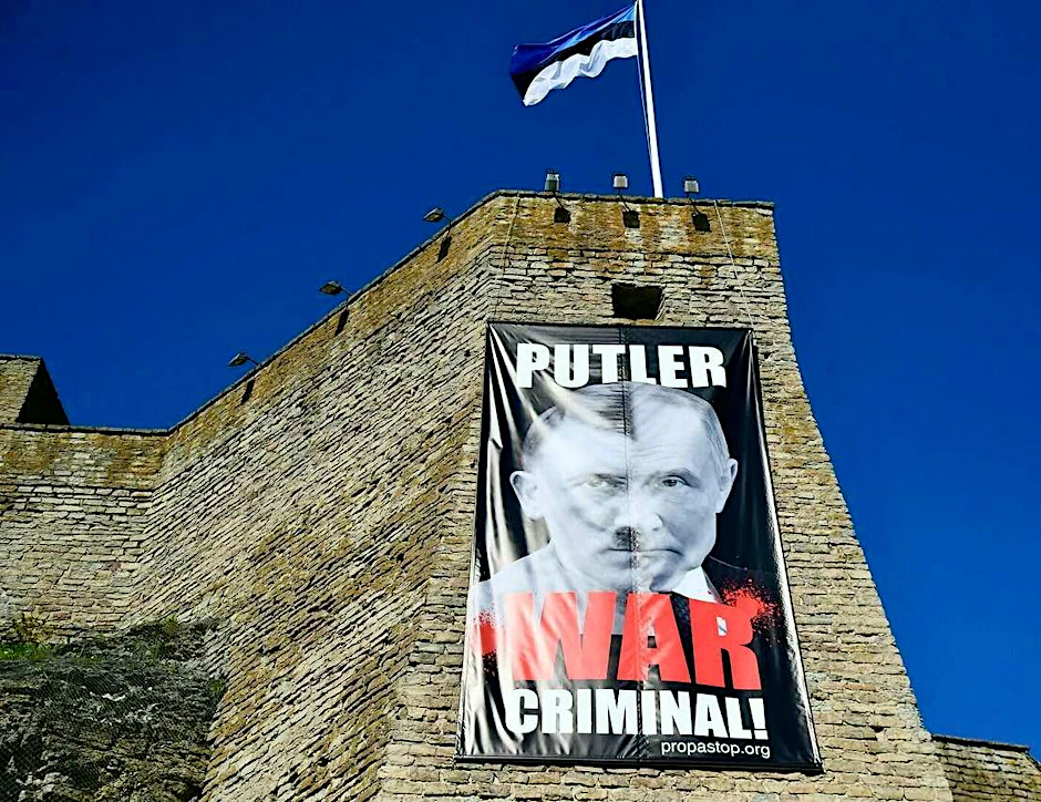 Die grenznahe estnische Stadt Narva hat mit einem Plakat am 9. Mai für Aufsehen gesorgt.