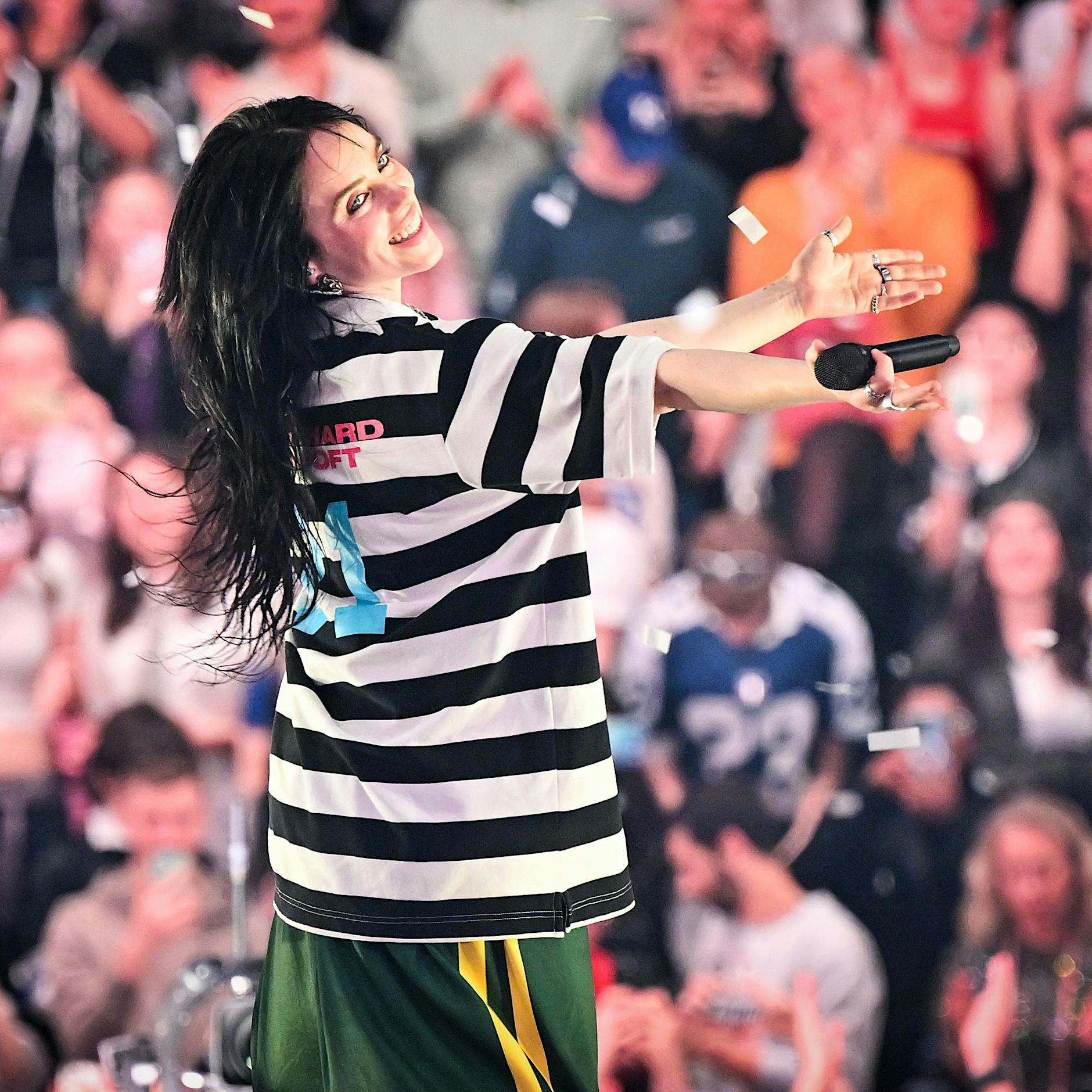 Billie Eilish in der Berliner Uber-Arena: Wie ein Kumpel auf dem Bolzplatz im Kampf gegen die Dämonen