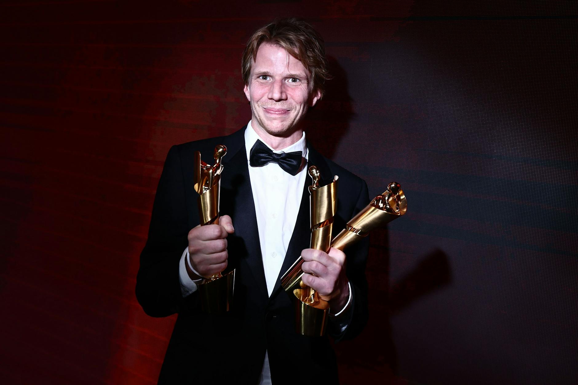 Regisseur Tim Fehlbaum hält drei der neun Lolas für den Film September 5 während der 75. Verleihung des Deutschen Filmpreises in Berlin im Theater am Potsdamer Platz.