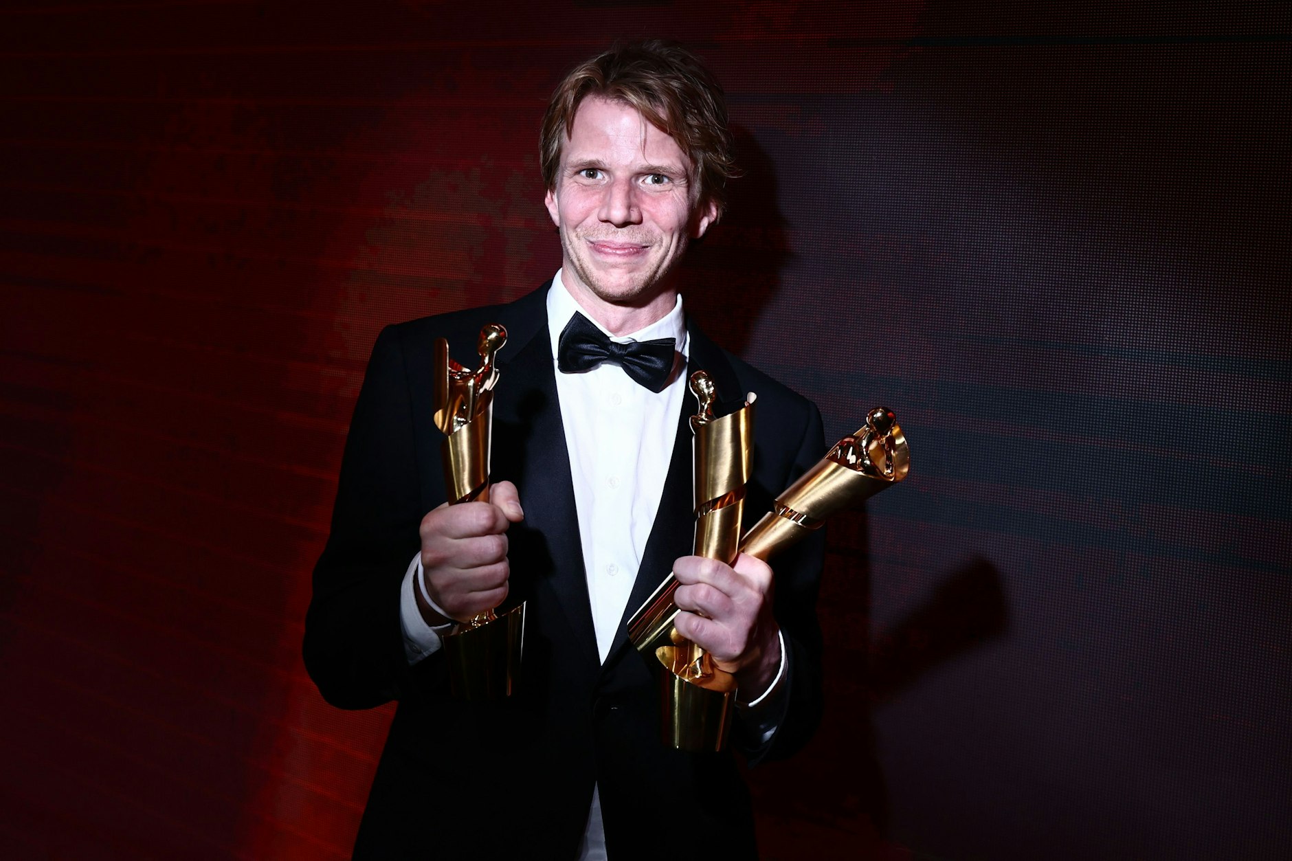 Regisseur Tim Fehlbaum hält drei der neun Lolas für den Film September 5 während der 75. Verleihung des Deutschen Filmpreises in Berlin im Theater am Potsdamer Platz.