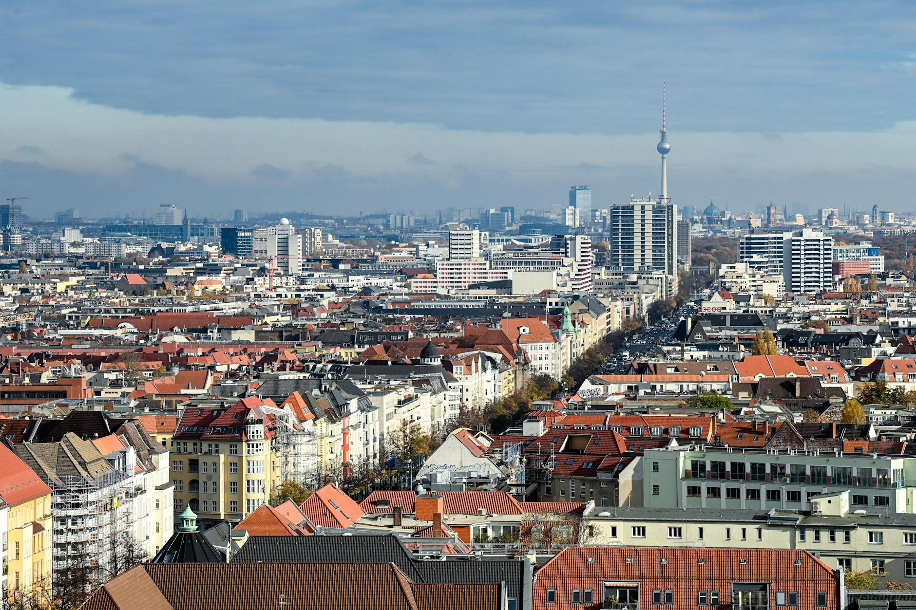 Noch scheint die Sonne, doch am Horizont braut sich ein Gewitter zusammen. Das Bild steht sinnbildlich für das, was in Berlin zu erwarten ist, wenn sich die Wohnungskrise weiter verschärft.