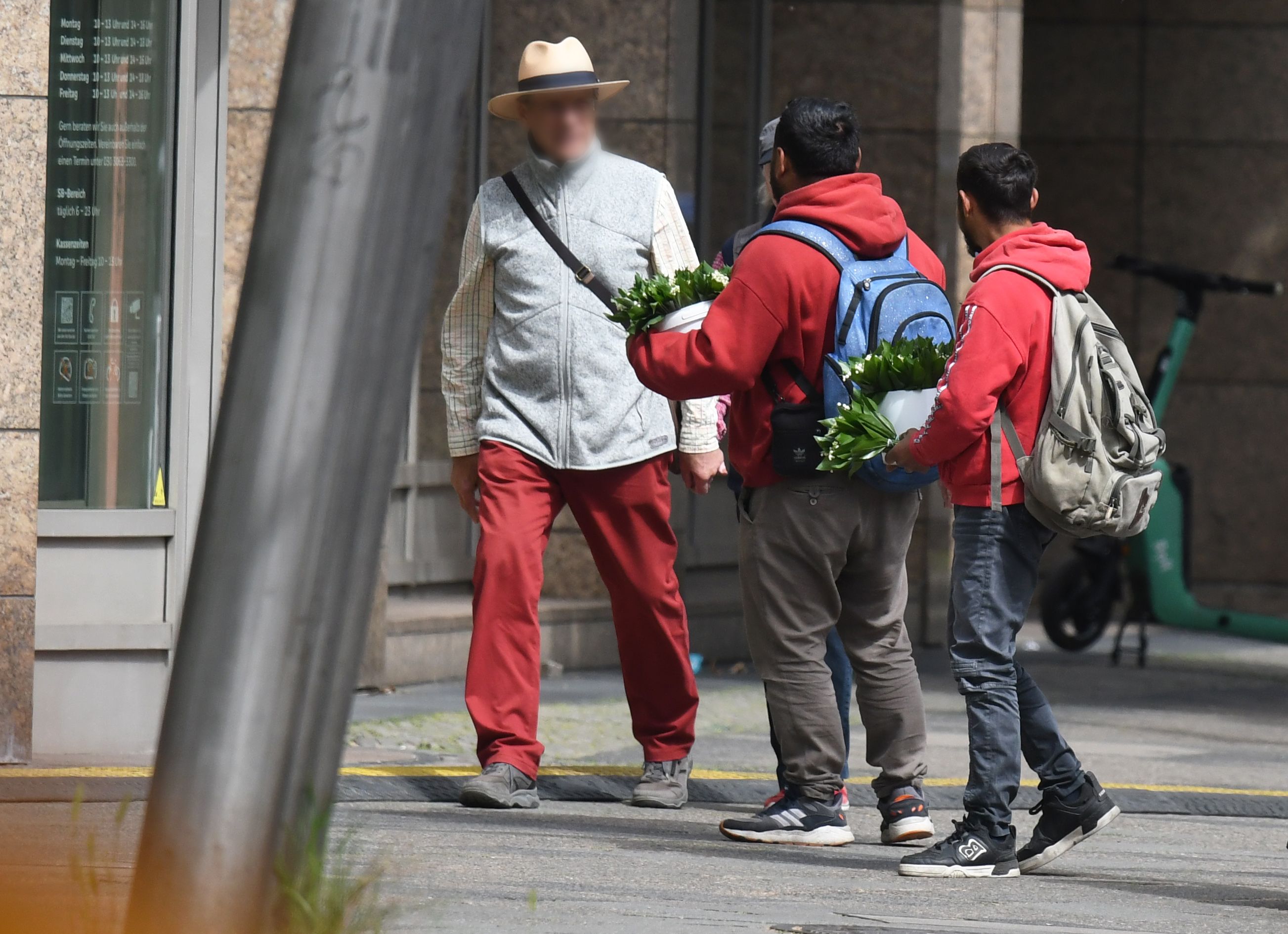 Illegale Geschäfte? Auf der Spur von Berlins Maiglöckchen-Dealern