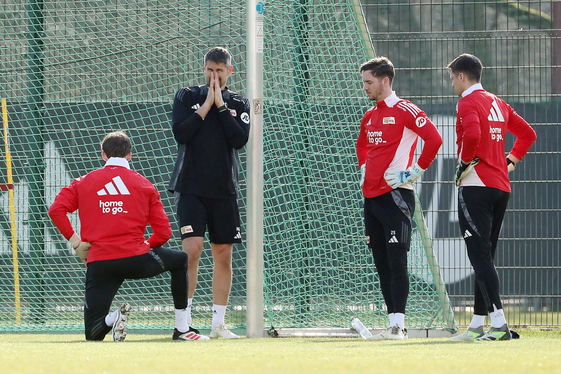 Torwarttrainer Michael Gspurning (M.) wird beim 1. FC Union nach dem Abschied von Alexander Schwolow (r.) neben Fredrik Rönnow und Carl Klaus (2.v.r.) bald mit einem neuen Keeper üben.