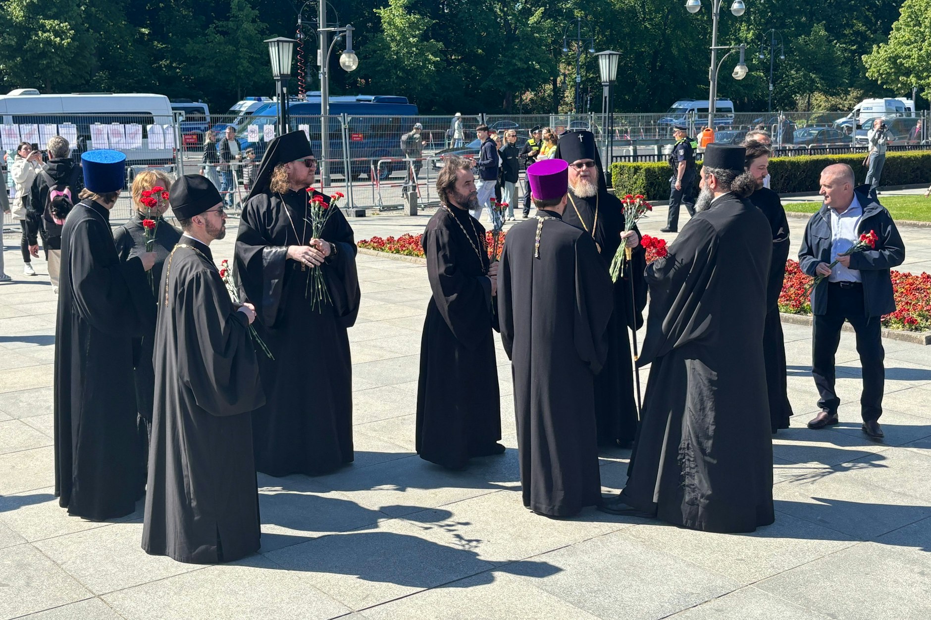Russisch-Orthodoxe Geistliche sind ebenfalls am Denkmal in Berlin versammelt.