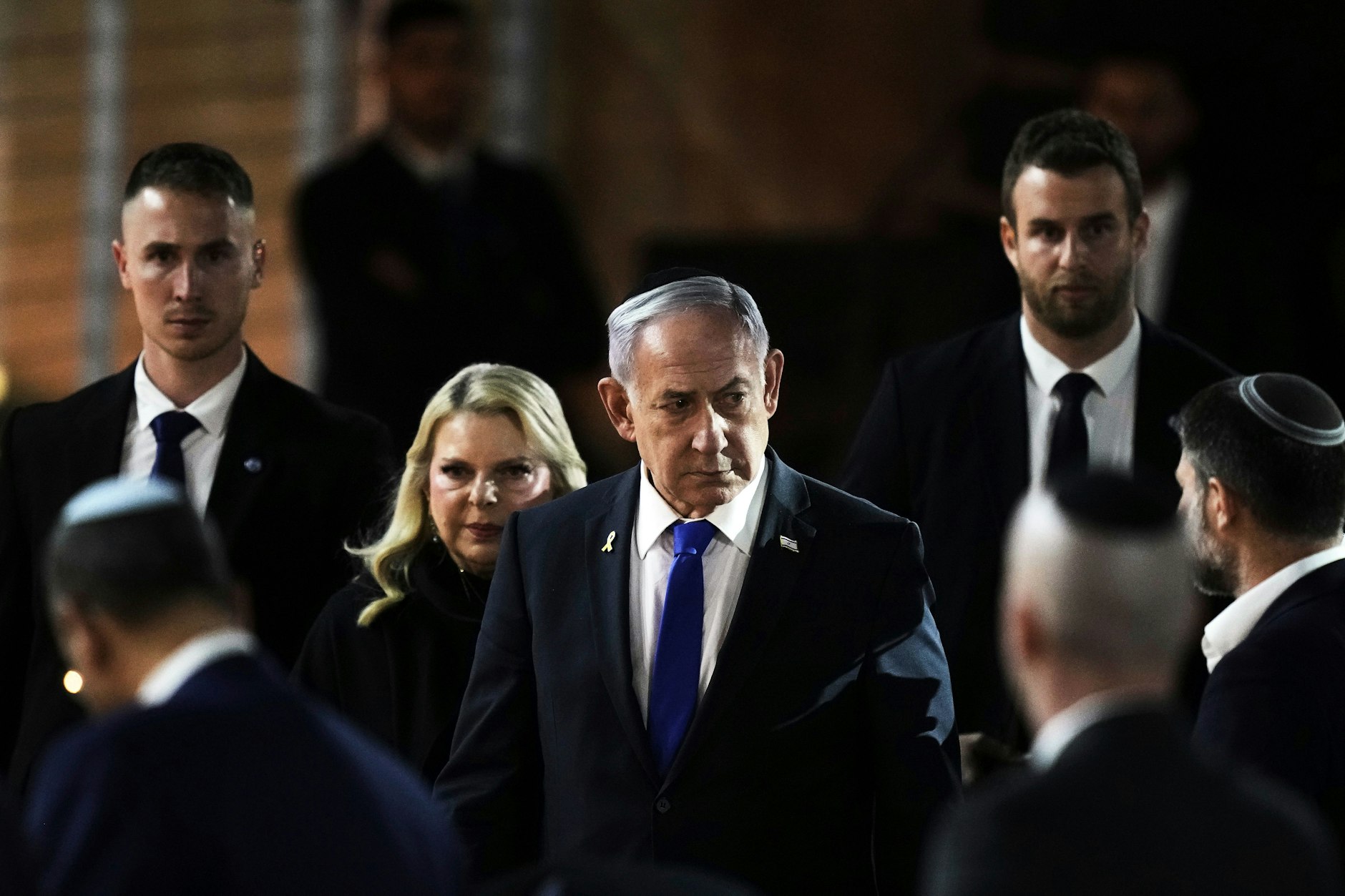 23.04.2025, Israel, Jerusalem: Benjamin Netanjahu (M), Ministerpräsident von Israel, und seine Frau Sara (Mitte l) kommen zur Eröffnungszeremonie des Holocaust-Gedenktags im Holocaust-Gedenkmuseum Yad Vashem.