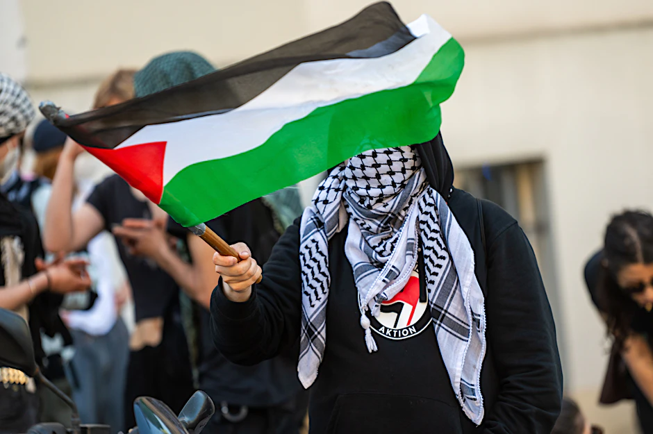 Während der Besetzung eines Hörsaals der Humboldt-Universität im April schwenkt ein Demonstrant eine Palästina-Flagge.
